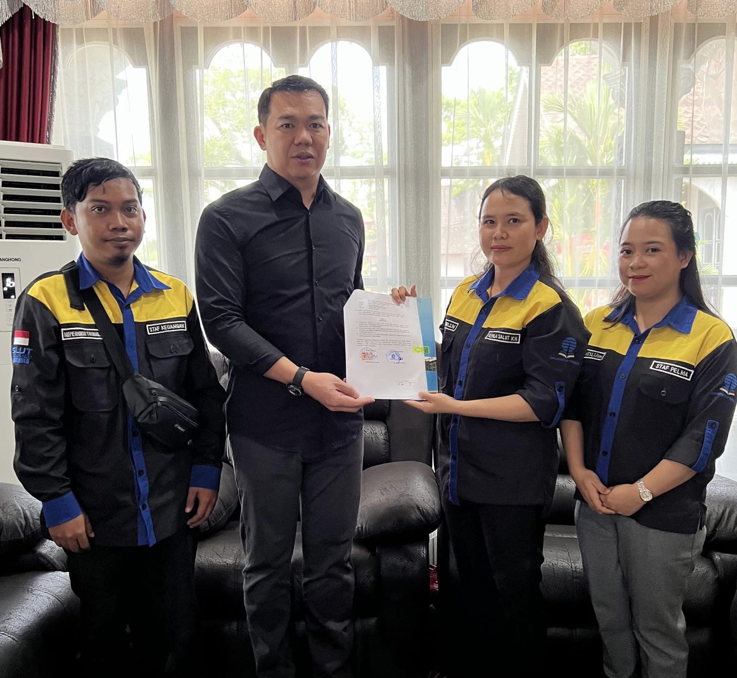 KERJASAMA  : Bupati Kapuas Hulu Fransiskus Diaan saat menjalin kerjasama dengan SALUT Kapuas Hulu.