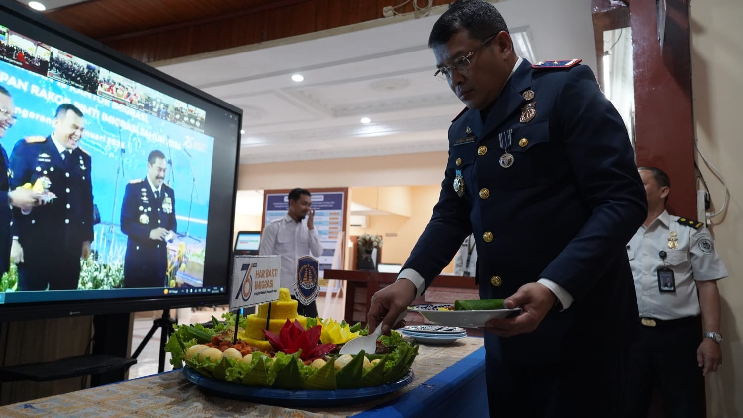 HBI : Kepala Imigrasi Putussibau saat memotong tumpeng  dalam menyambut Hari Bakti Imigrasi (HBI) ke-76.