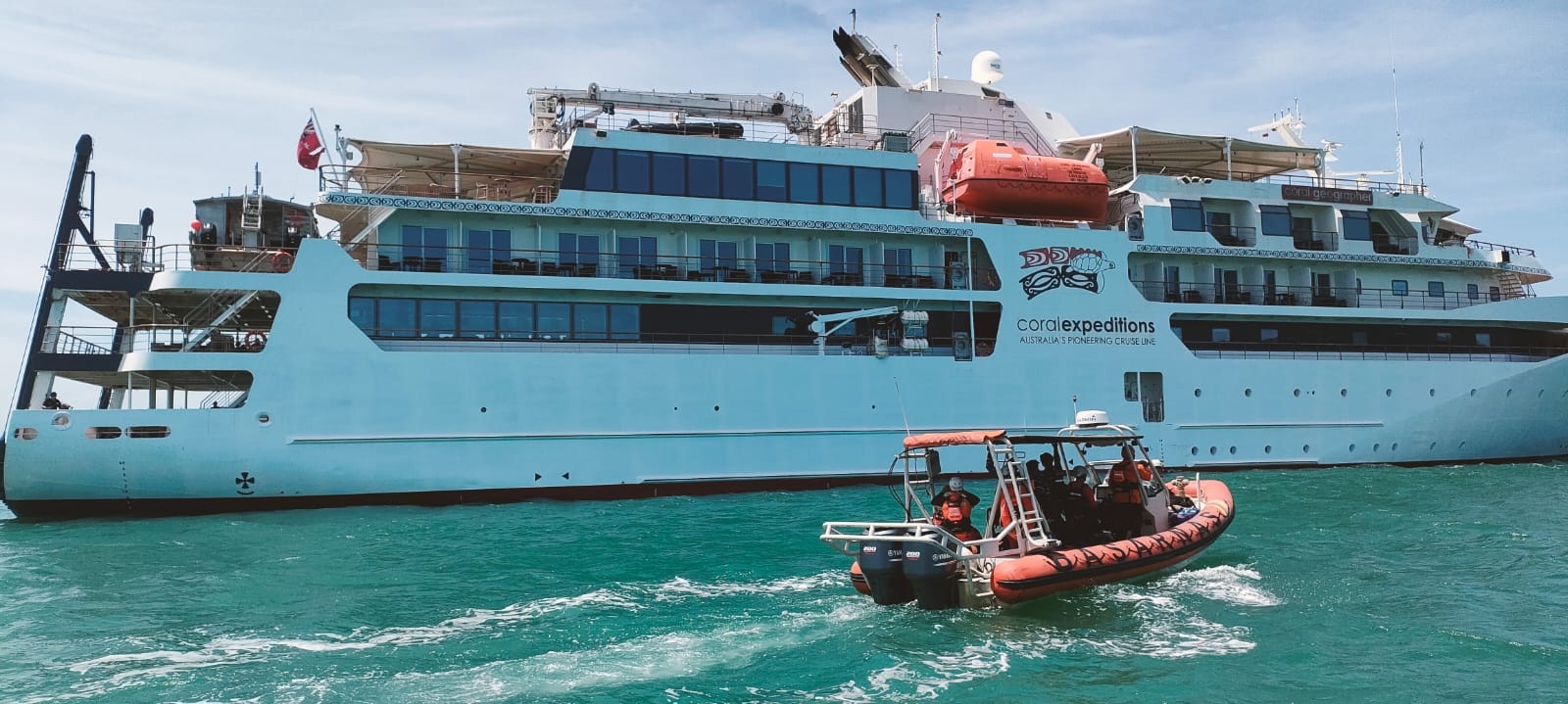 KAPAL : Kapal Wisata M/V Coral Geographer berbendera Australia saat menyambangi Desa Pelapis, Kecamatan Kepulauan Karimata, Kabupaten Kayong Utara.