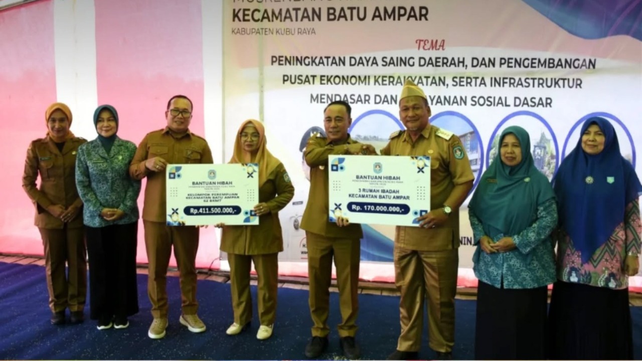 MUSRENBANG: Bupati Kubu Raya, Sujiwo mendampingi Wakil Gubernur Kalbar, Krisantus Kurniawan usai membuka Musrenbang RKPD 2027 Kecamatan Batu Ampar di Sentra Pertanian Padi Bimas, Desa Sungai Jawi, Sen