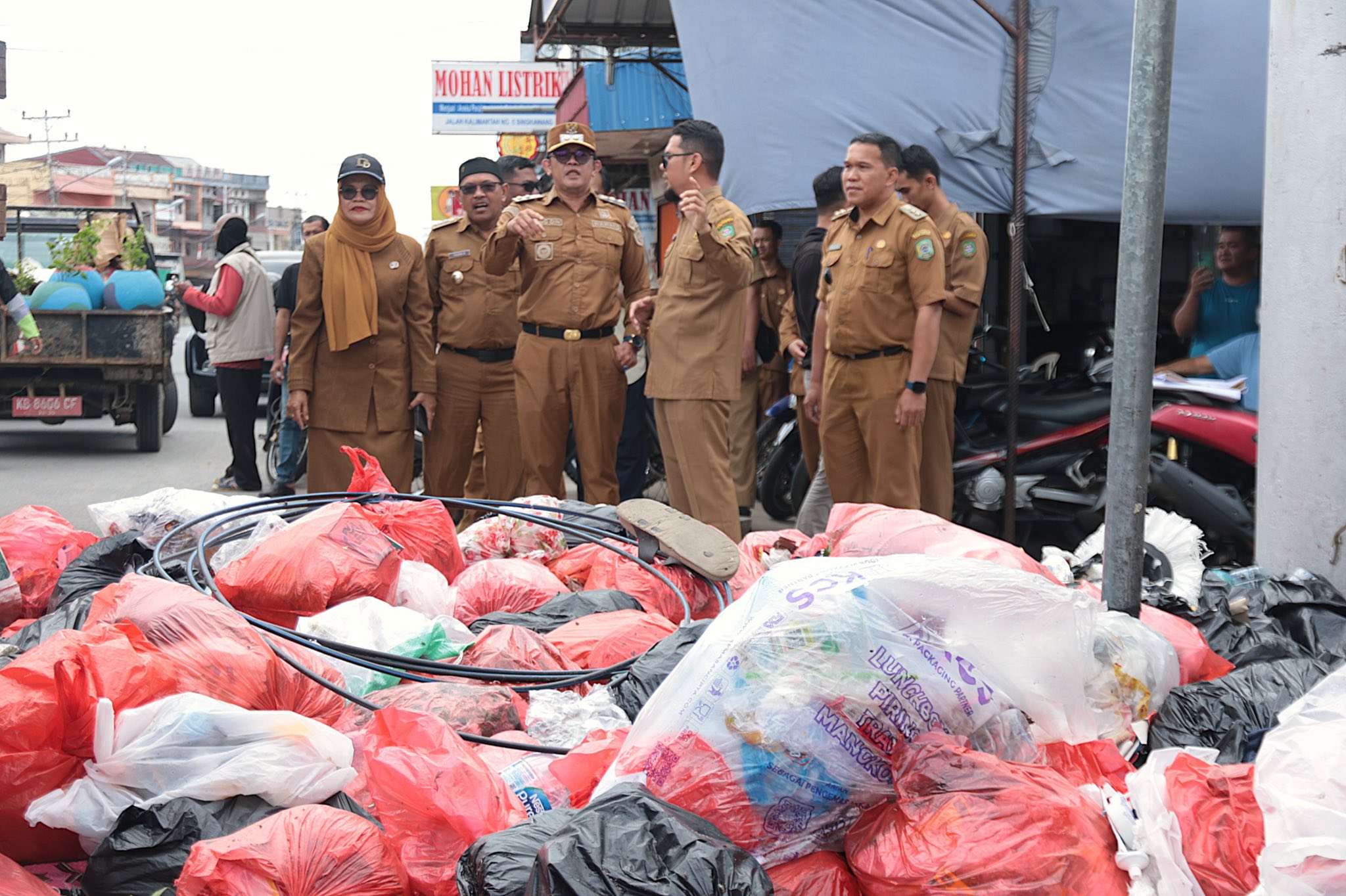 PENERTIBAN: Wakil Wali Kota Singkawang, Muhammadin, meninjau langsung proses penertiban sampah di Jalan Kalimantan, kemarin.