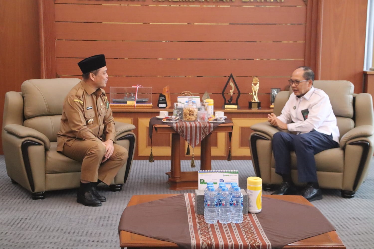 BINCANG: Gubernur Ria Norsan saat berbincang-bincang dengan Ketua Pengadilan Tinggi Agama (PTA) Pontianak, Mochammad Sukkri yang pamit pindah tugas.
