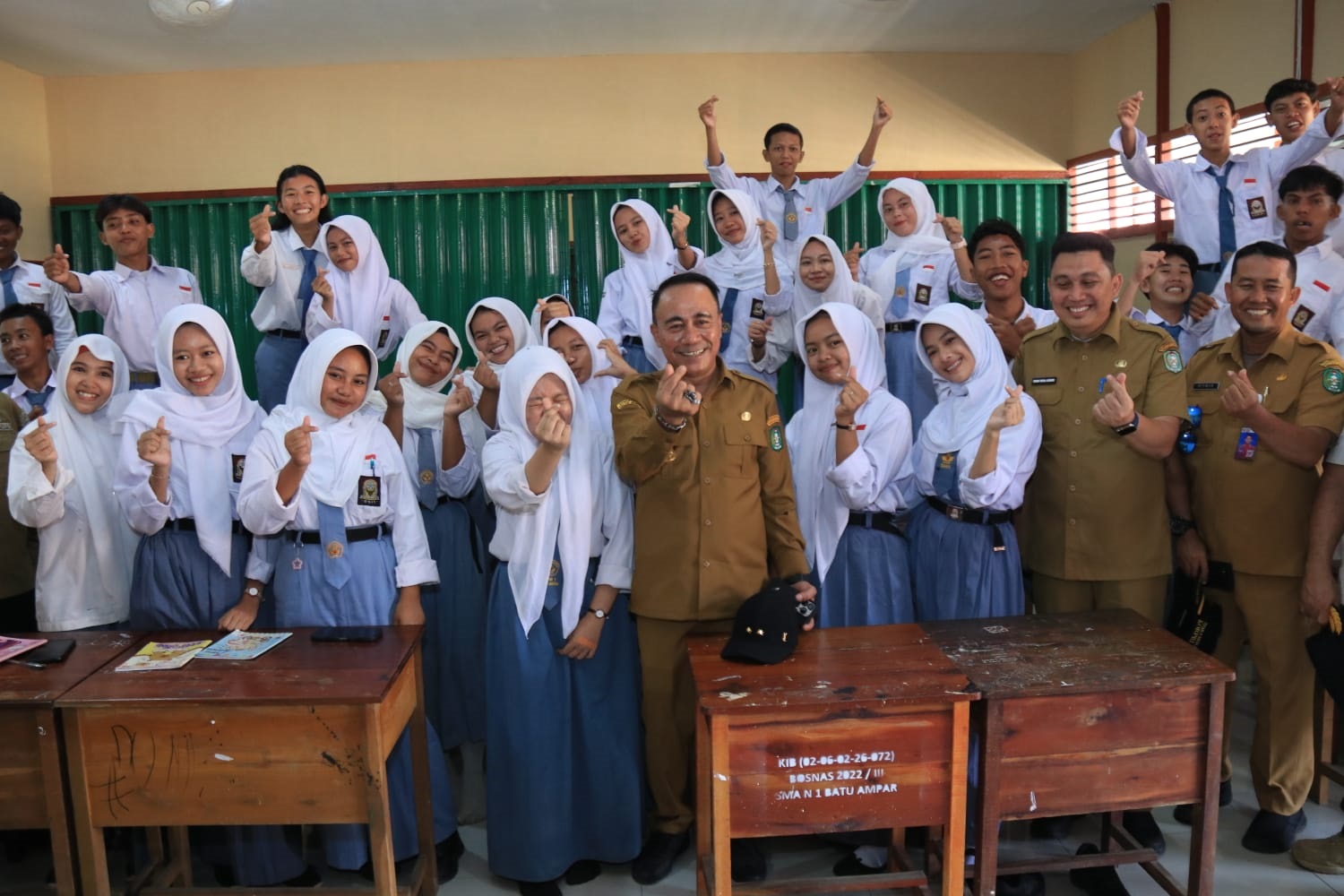 TINJAU SEKOLAH: Wagub Kalbar, Krisantus Kurniawan berfoto bersama para siswa saat berkunjung ke SMA N 1 Batu Ampar.