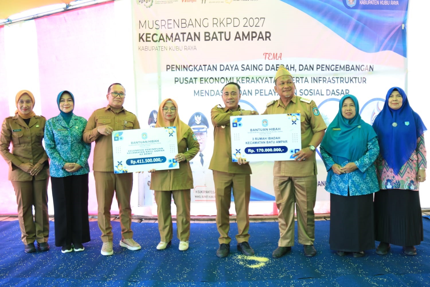 HIBAH: Wagub Kalbar, Krisantus Kurniawan dan Bupati Kubu Raya, Sujiwo saat berfoto bersama usai penyerahan simbolis bantuan hibah.