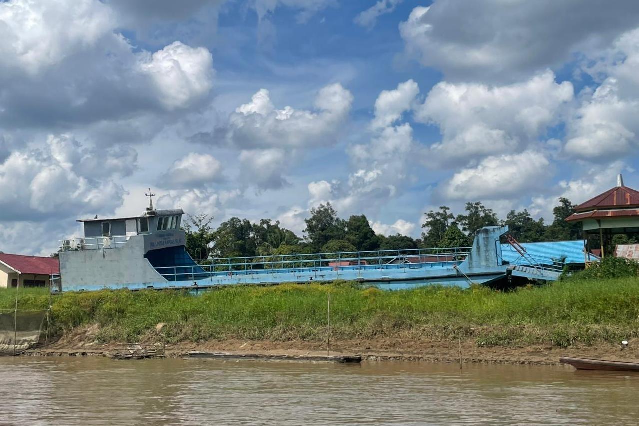 Kapal feri dari kasus Tipikor tahun 2019 ini dilelang oleh Kejari Kapuas Hulu. Saat ini kapal tersebut masih berada di Kecamatan Silat Hilir.
