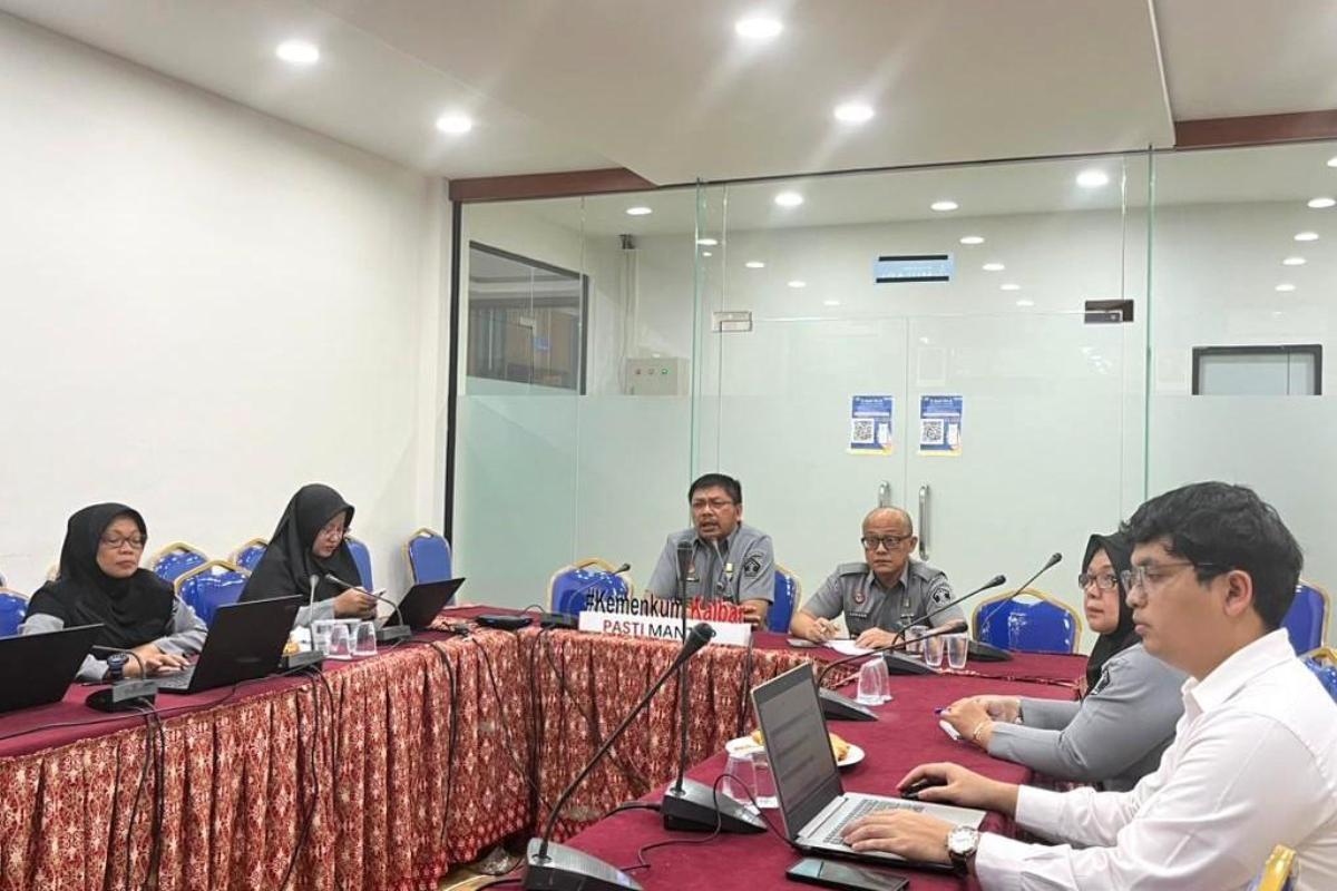 Kanwil Kemenkum Kalbar menggelar rapat percepatan penyampaian kinerja JDIH pada Senin (26/1).