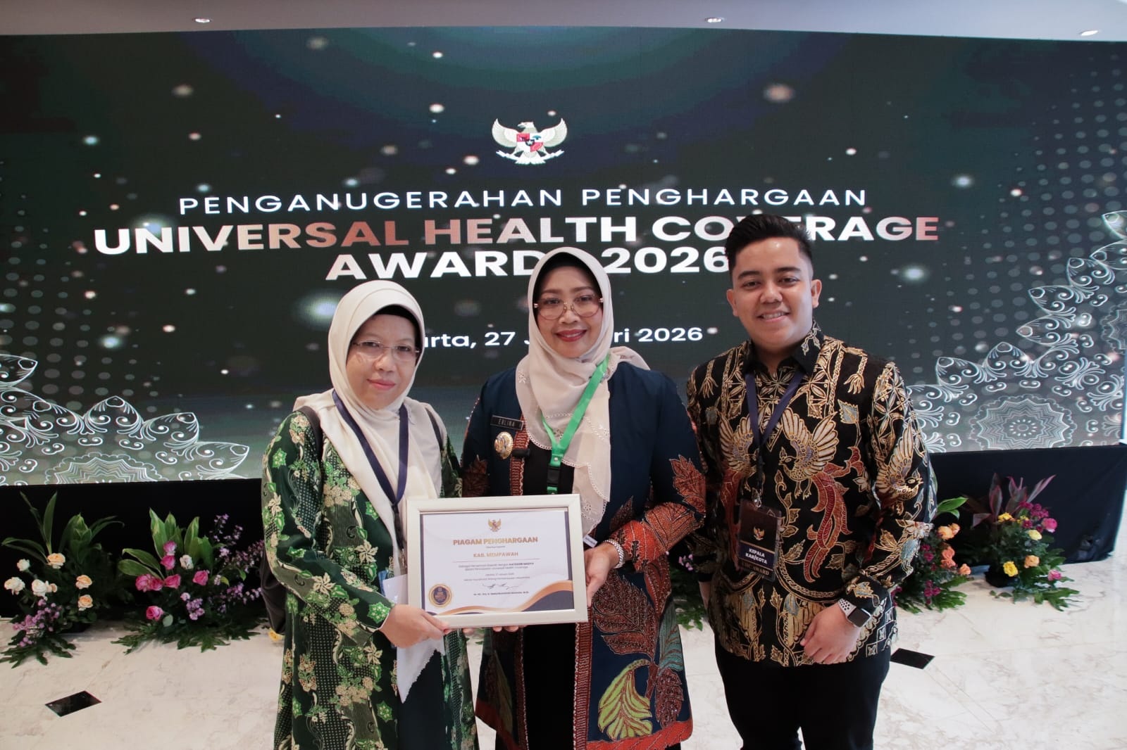 PENGHARGAAN: Bupati Mempawah menerima Penghargaan Universal Health Coverage (UHC) Award Kategori Madya Tahun 2026 dari pemerintah pusat.