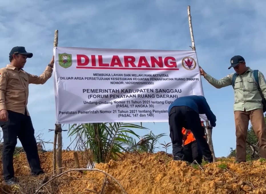 DISEGEL: Pemkab Sanggau menyegel lahan yang digunakan PT Cipta Usaha Tani (CUT), Kamis (15/1). Lahan 60 hektare di Desa Sungai Muntik, Kecamatan Kapuas itu masuk kawasan Peta Indikatif Penghentian Pem