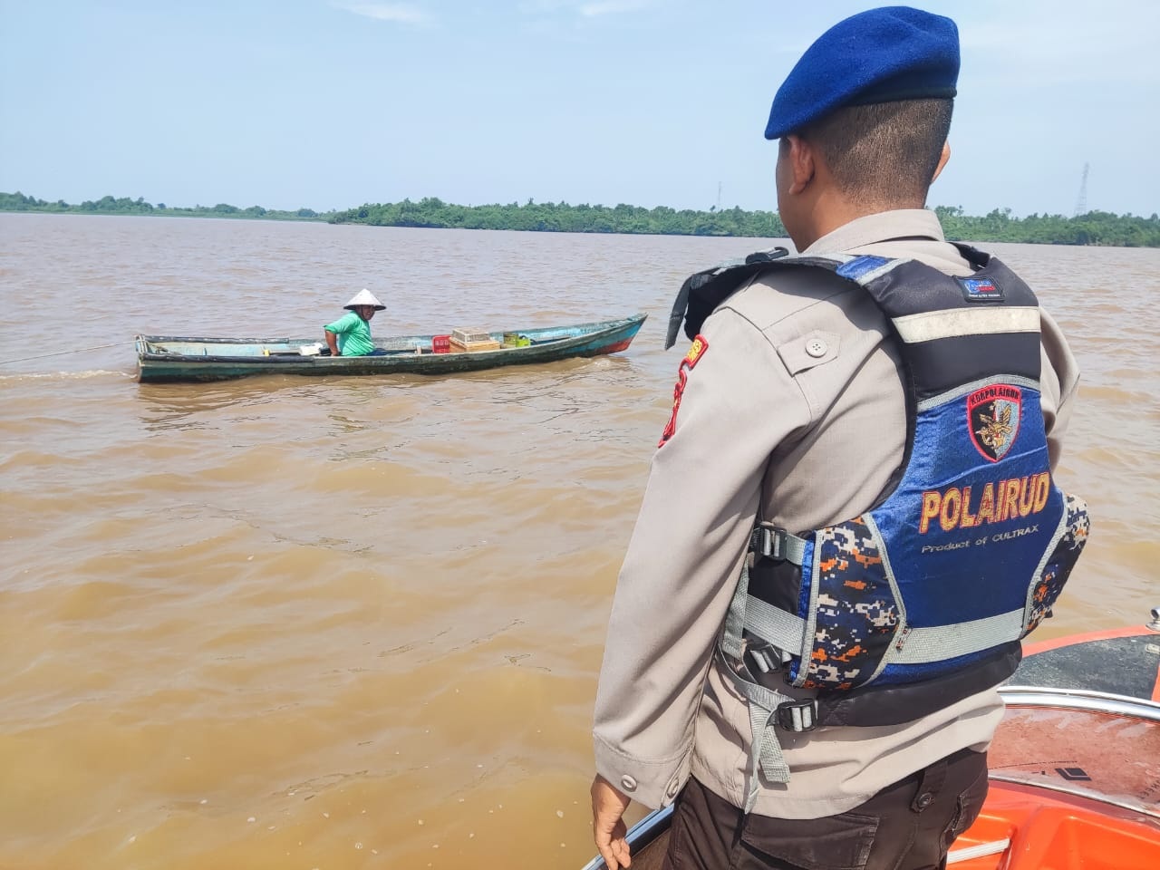 IMBAUAN: Anggota Satpolairud Polres Mempawah memberikan imbauan keselamatan kepada pengguna sampan di alur pelayaran menyusul munculnya kabut asap akibat karhutla.