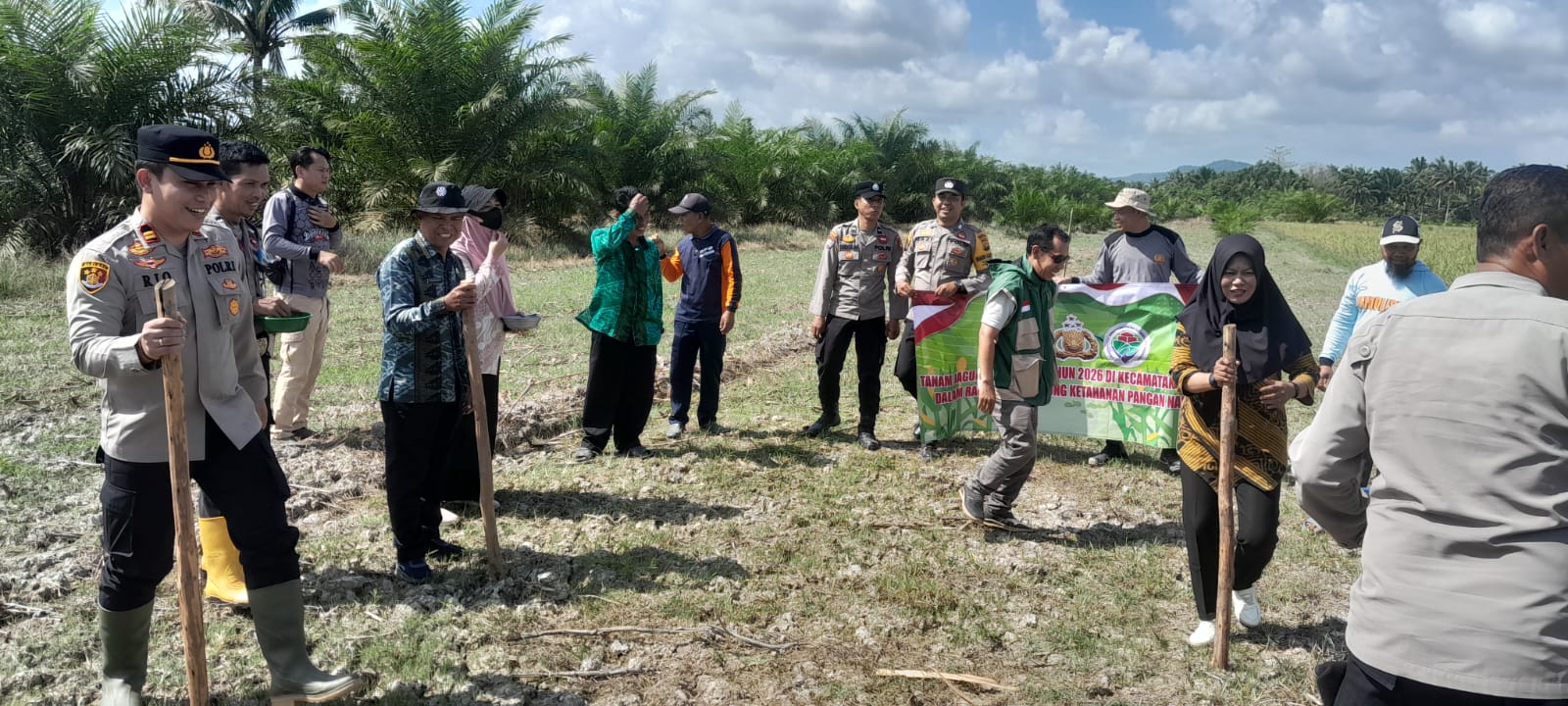 Kapolsek Semparuk saat menanam jagung bersama pihak kecamatan Semparuk dan Pemdes Seburing.