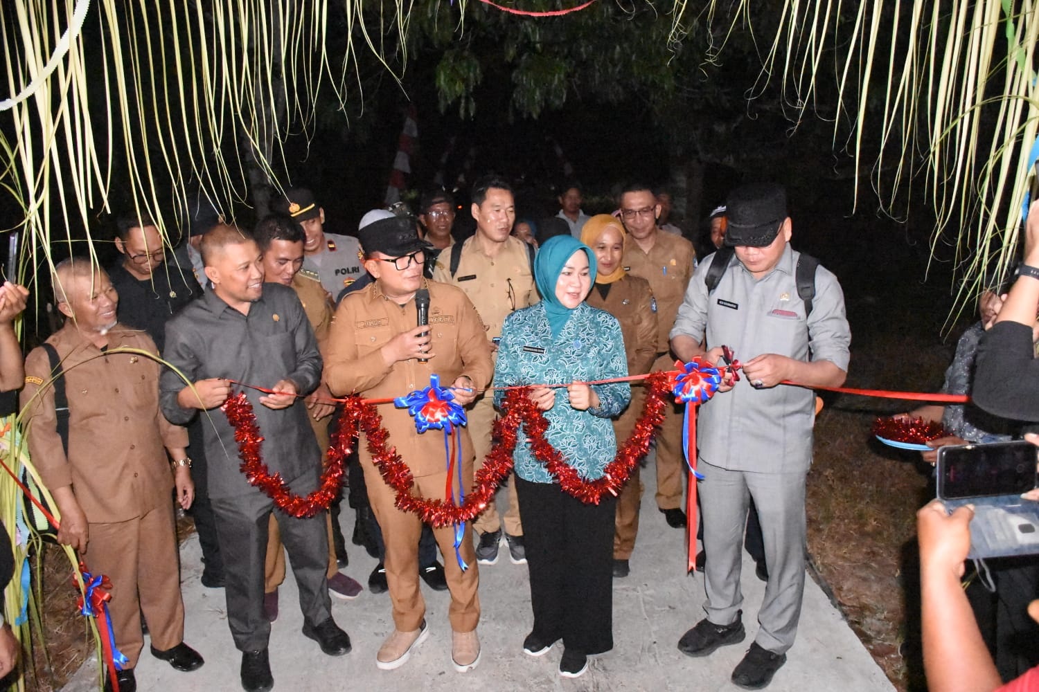 RESMI: Jalan poros ekonomi di Kecamatan Kubu beroperasi usai diresmikan Bupati Kubu Raya, Sujiwo.