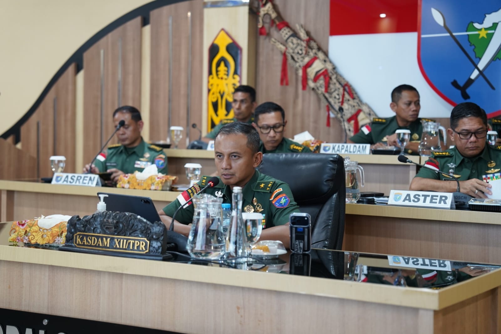 KOPERASI: Kasdam XII/Tanjungpura Brigjen TNI Putra Widyawinaya memimpin rapat evaluasi percepatan pembangunan Koperasi Kelurahan/Desa Merah Putih (KDKMP) secara virtual, Rabu (28/1) dari Ruang Rapat P