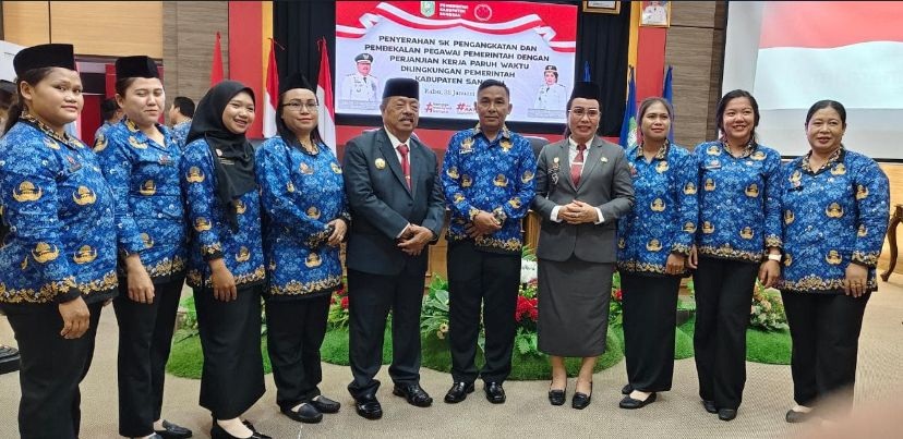 SERAHKAN : Bupati Sanggau Drs. Yohanes Ontot, M.Si. Foto bersama usai penyerahan SK pengangkatan PPPK paruh waktu.