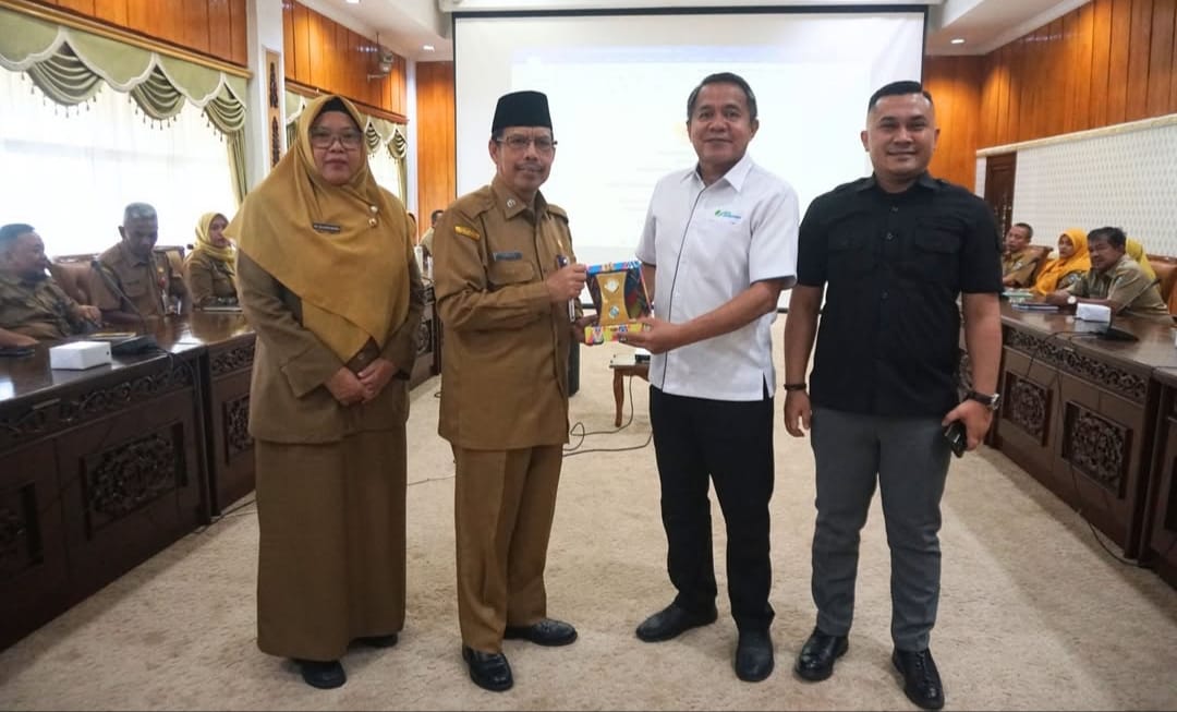 CINDERAMATA: Sekda Ismail memberikan cinderamata kepada perwakilan Program Jamsostek.