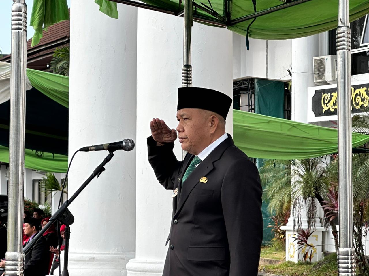 PIMPIN: Wakil Bupati Mempawah memimpin upacara peringatan HUT Pemprov Kalbar di halaman Kantor Bupati.