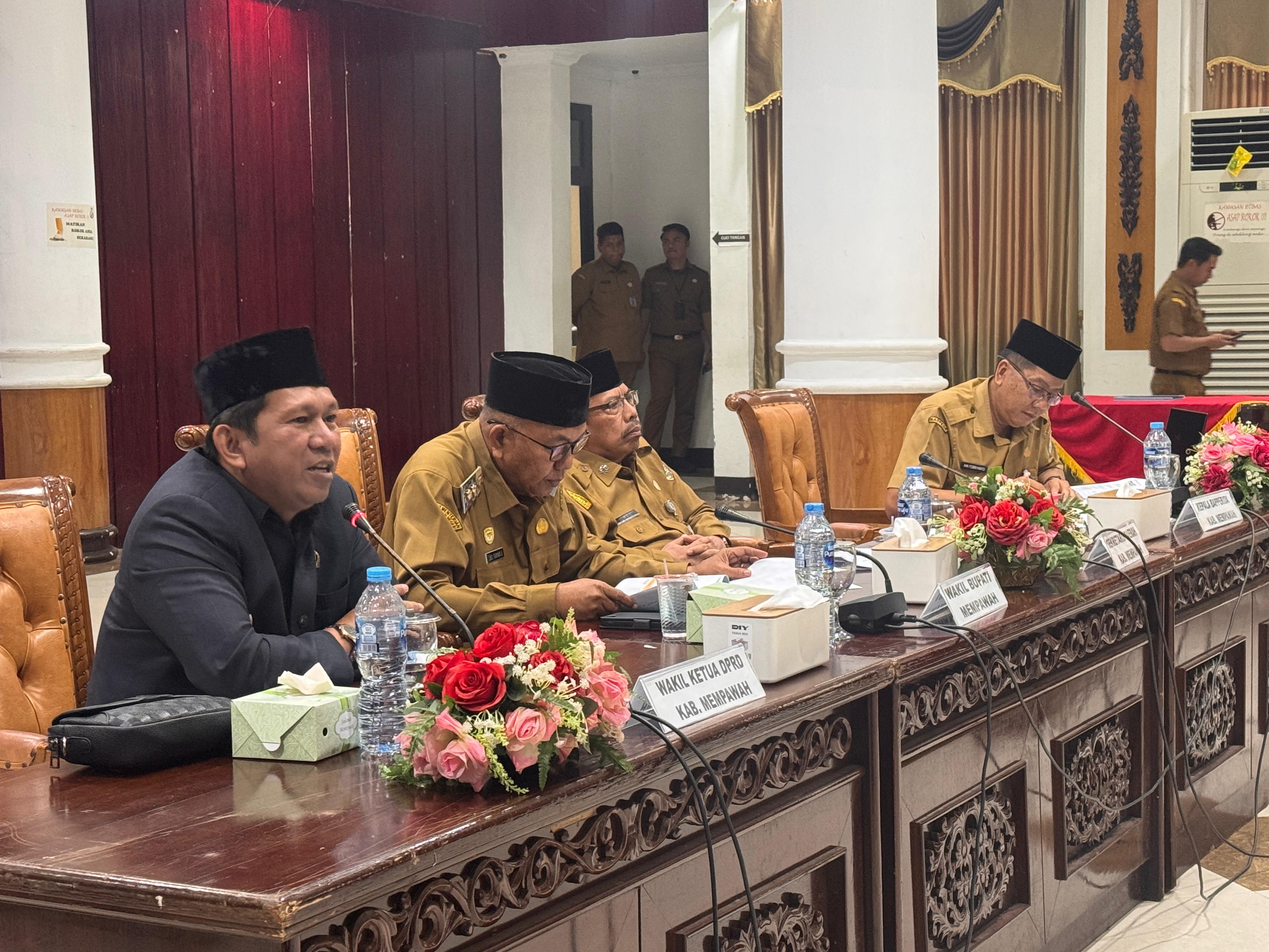 SUSUN: Darwis Harafat (paling kiri) memberikan pandangannya pada konsultasi publik dalam penyusunan Rancangan Awal (Ranwal) Rencana Kerja Pemerintah Daerah (RKPD) Tahun 2027.