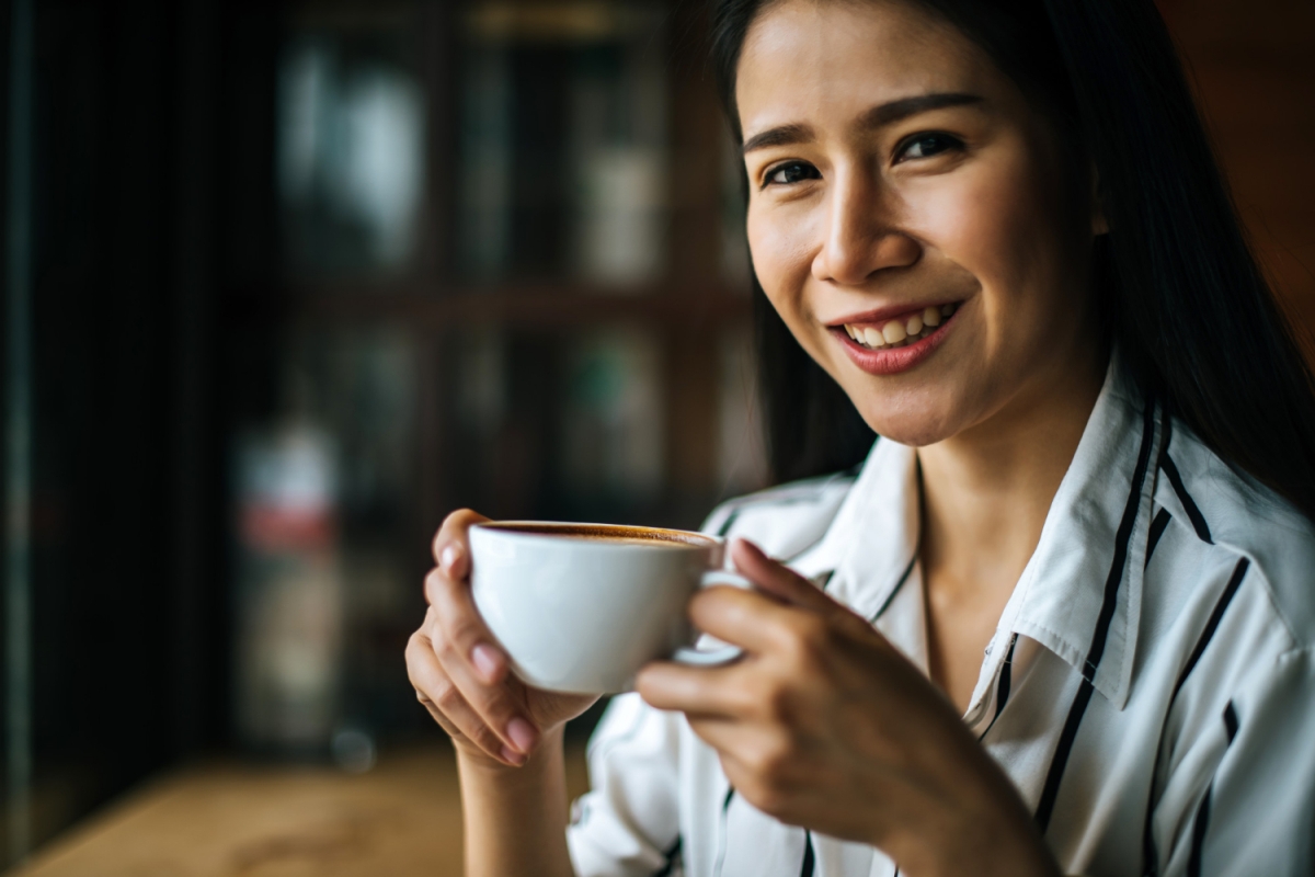 Ilustrasi minum kopi.