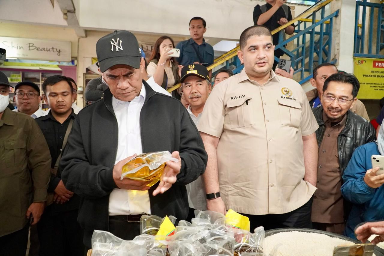 Menteri Pertanian Andi Amran Sulaiman melakukan sidak harga pangan di Pasar Tagog, Padalarang, untuk memastikan harga sesuai HET.