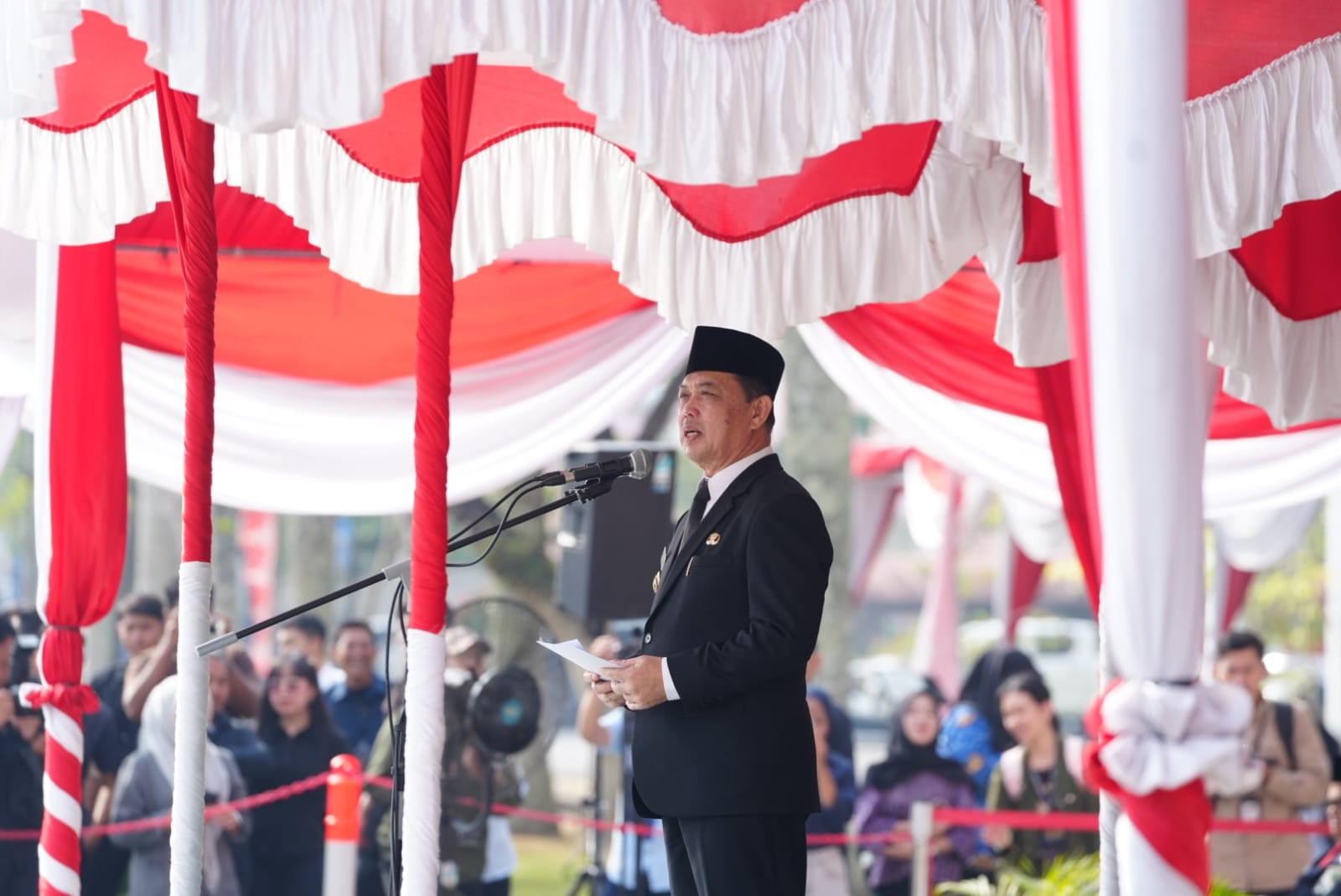 UPACARA: Gubernur Kalimantan Barat Ria Norsan saat menjadi inspektur di upacara peringatan HUT Pemprov Kalbar.