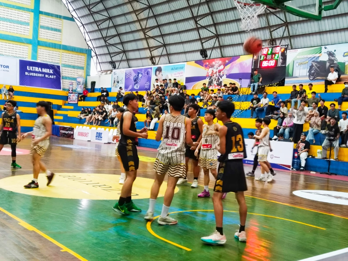 Laga memperebutkan tiket semifinal Honda DBL with kopi good day West Kalimantan 2026. SMK Immanuel II Kubu Raya (putih) vs Smanta (hitam).