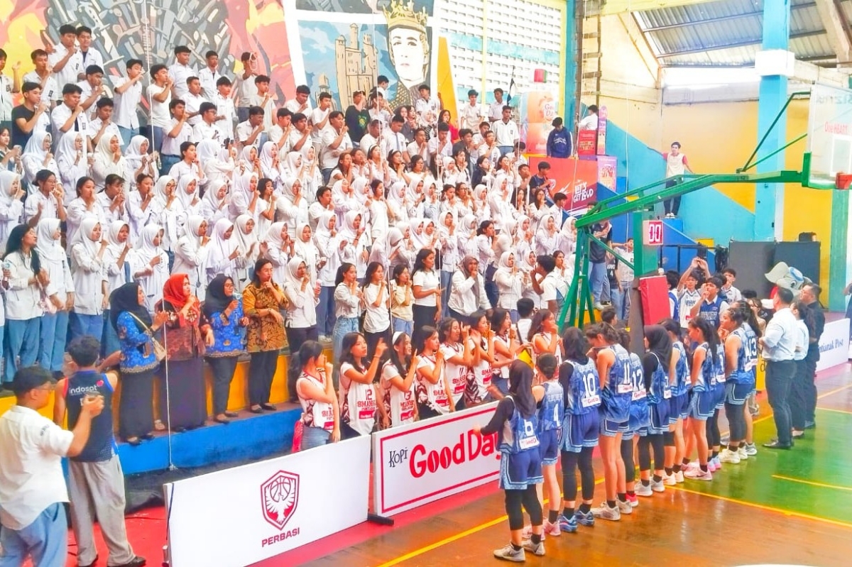 Tim basket Putri Smansa memberi Salam penutup kepada Smansa Mania, usai Laga semifinal Honda DBL With Kopi Good Day 2026 West Kalimantan.
