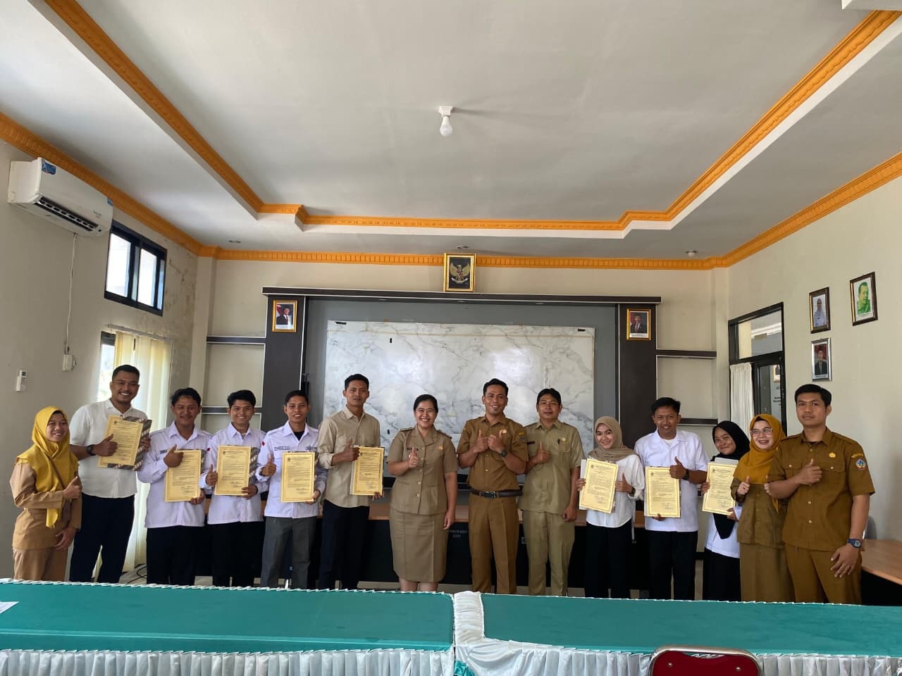 SERTIFIKAT : Dinas Kesehatan dan Keluarga Berencana Kabupaten Kayong Utara secara resmi menyerahkan Sertifikat Laik Higiene Sanitasi (SLHS).
