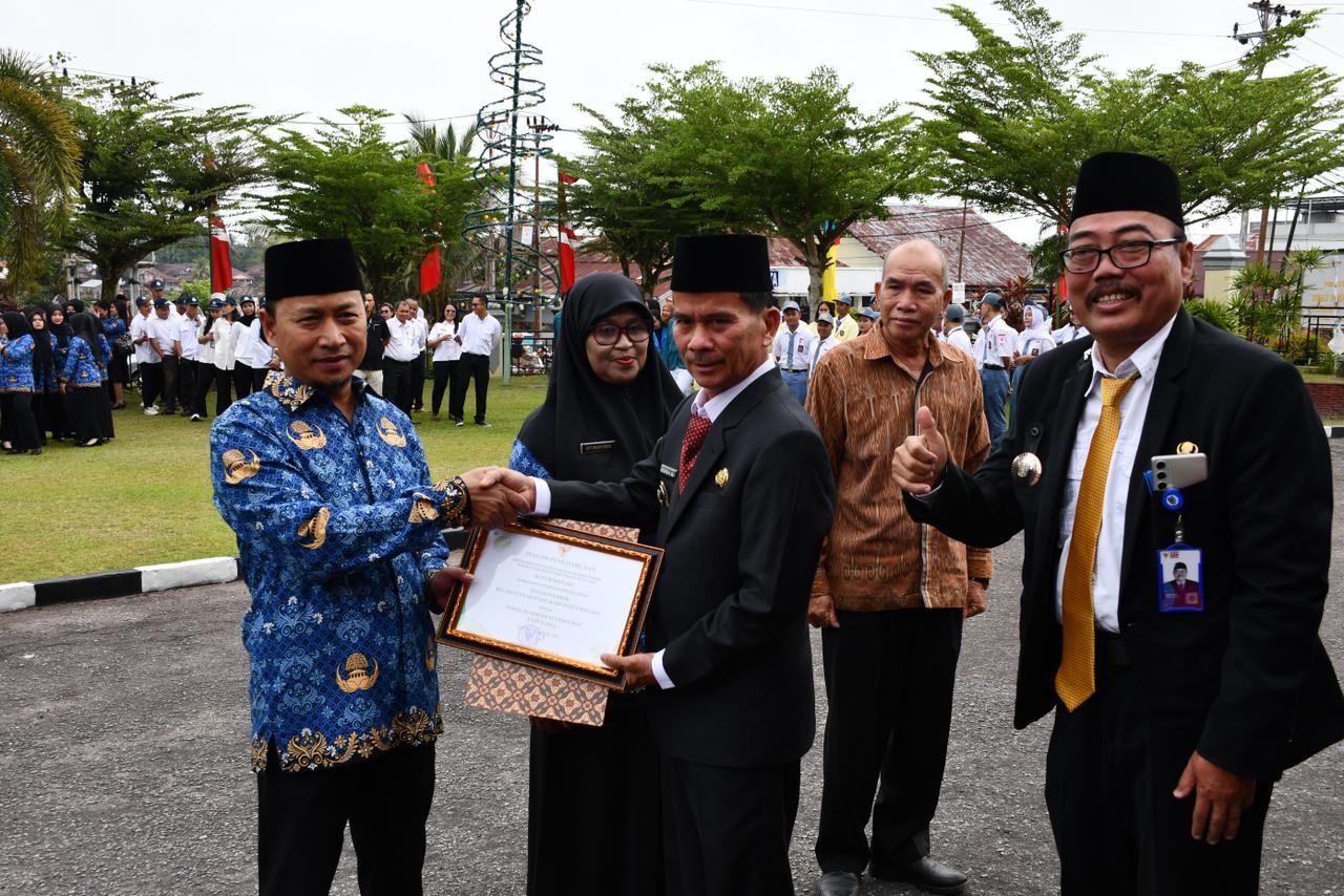 KUNCI : Bupati Gregorius Herkulanus Bala dalam sebuah momen peringatan HUT ke-69 Provinsi Kalimantan Barat di Sintang.