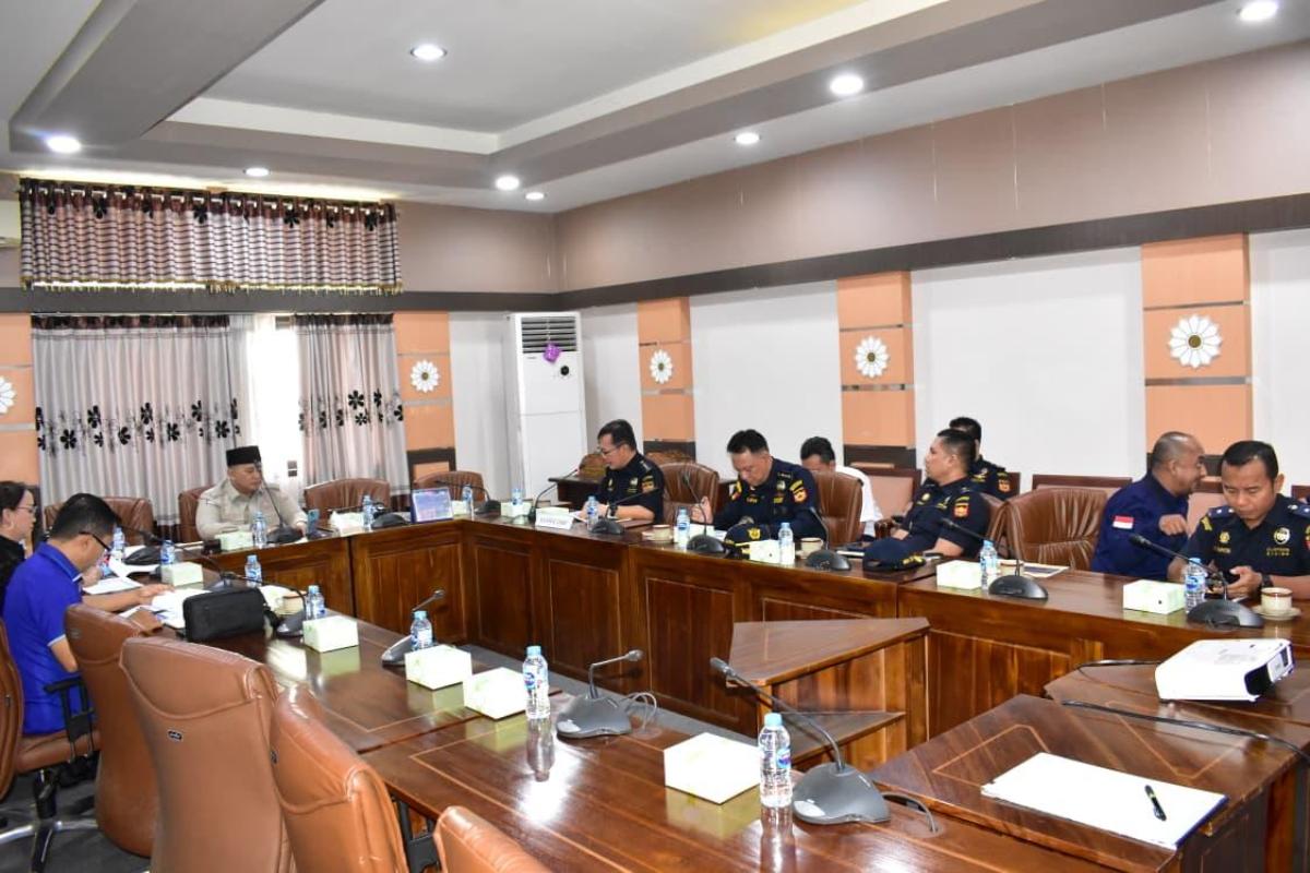 Komisi III DPRD Provinsi Kalimantan Barat menggelar rakor dengan Bea Cukai Kalbar, Kamis (29/1) di ruang Komisi.