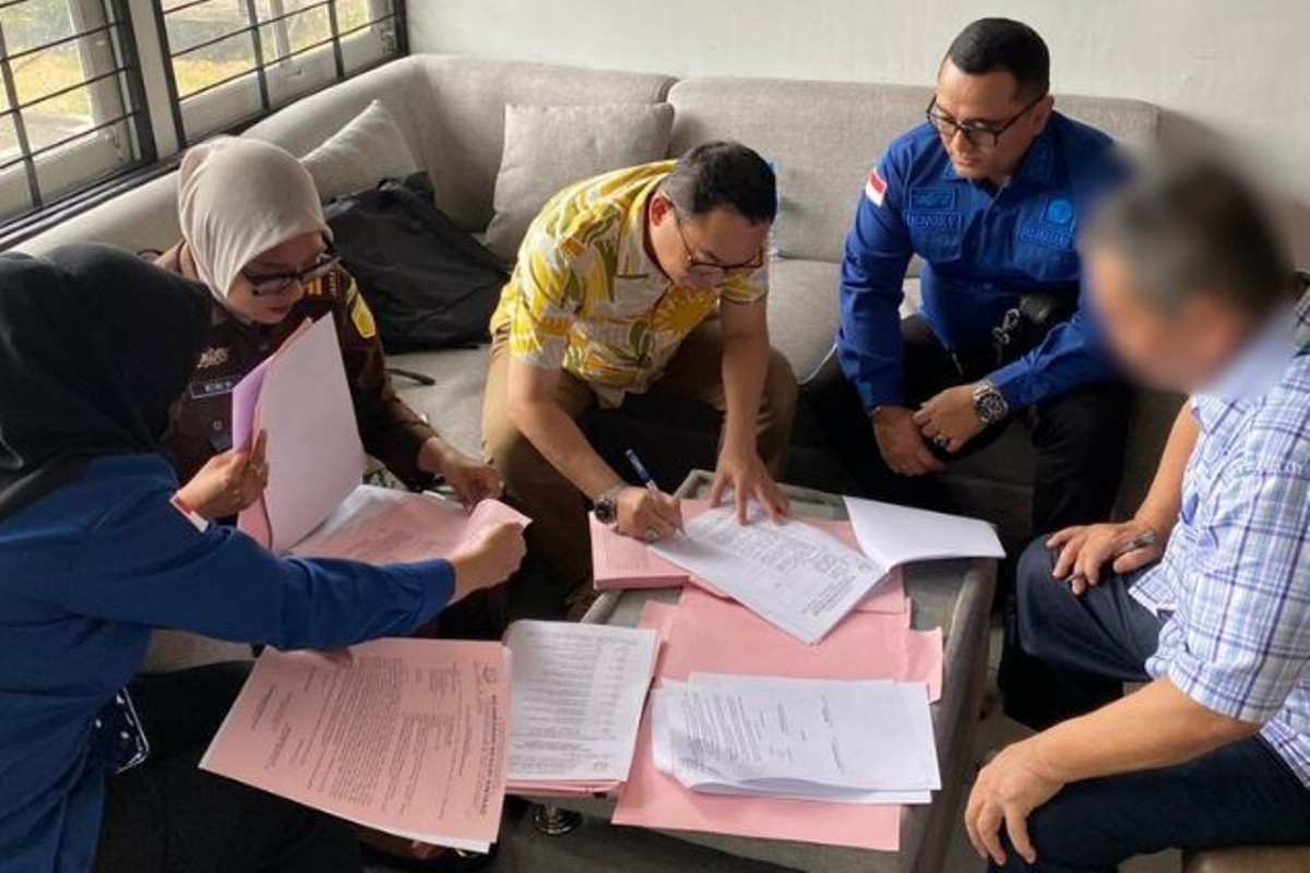 Kejaksaan Tinggi Kalbar menyerahan tersangka AS dan barang bukti kepada JPU dalam perkara tindak pidana korupsi dugaan penyimpangan dalam Penggunaan Dana Hibah GKE &rdquo;PETRA&rdquo; Sintang pada Kamis (29/1).