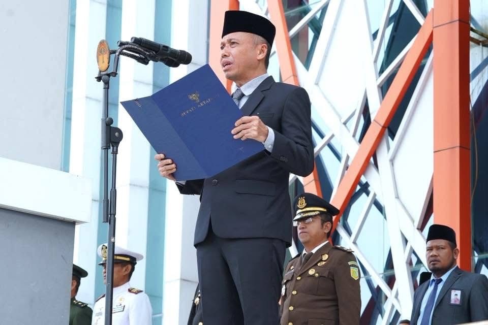 UPACARA : Sekda Ketapang, Repalianto, memimpin upacara HUT ke-69 Pemprov Kalbar di halaman Kantor Bupati Ketapang, Rabu (28/1).