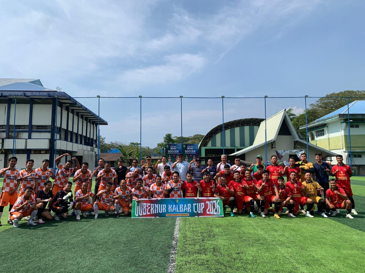 DIMULAI: Laga perdana Turnamen Mini Soccer Piala Gubernur Kalbar antar ASN se-Kalimantan Barat resmi dimulai di Pontianak, Kamis (29/1). Turnamen ini menjadi simbol semangat hidup sehat