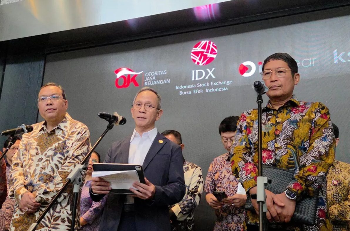 KONFERENSI PERS: Ketua Dewan Komisioner OJK Mahendra Siregar, Dirut BEI Iman Rachman dan Kepala Eksekutif Pengawas Pasar Modal Inarno Djajadi saat konferensi pers di Gedung BEI, Jakarta, Kamis (29/1).