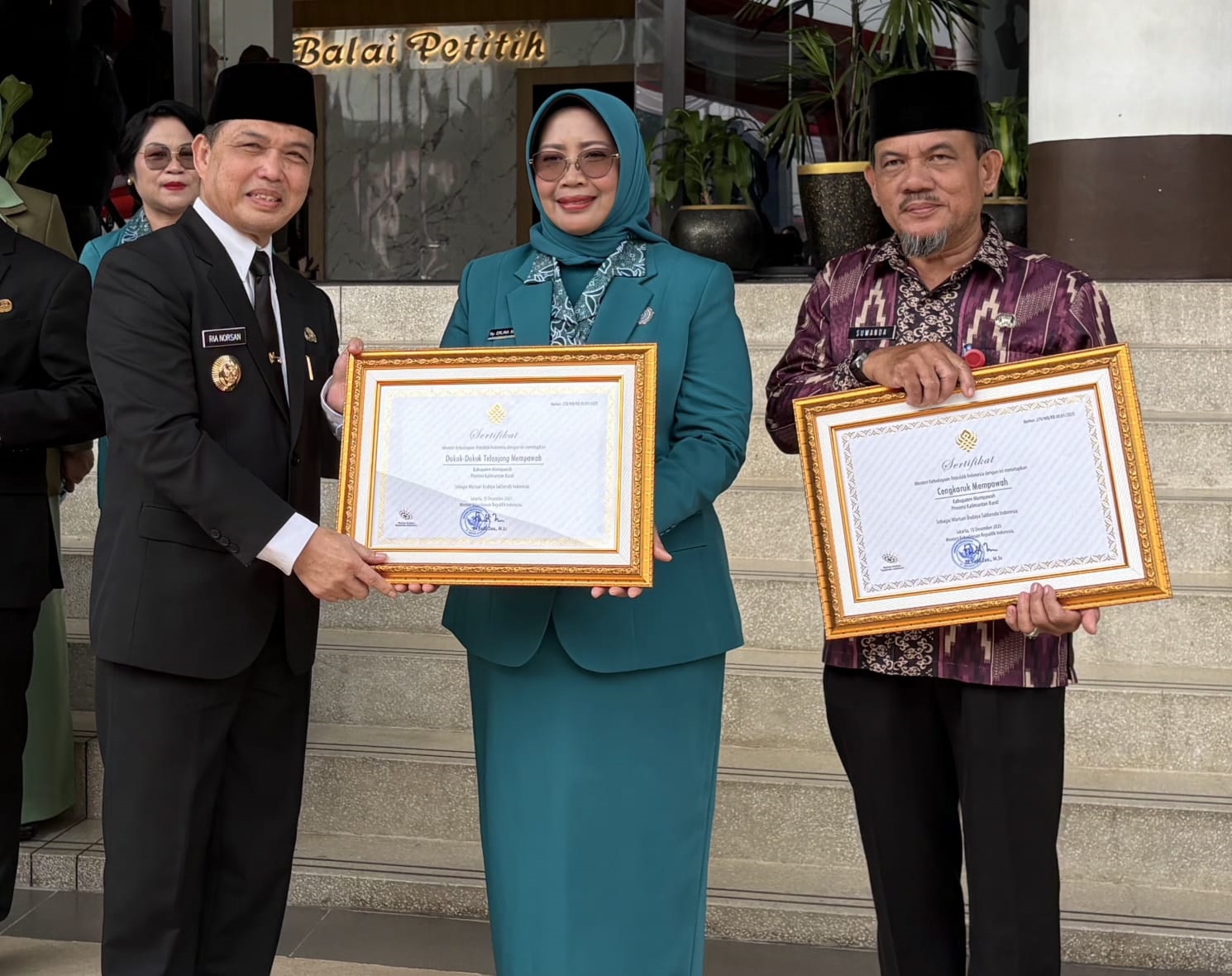 PENGHARGAAN: Bupati Mempawah mendapatkan penghargaan dari Pemprov Kalbar yang diserahkan langsung oleh Gubernur.