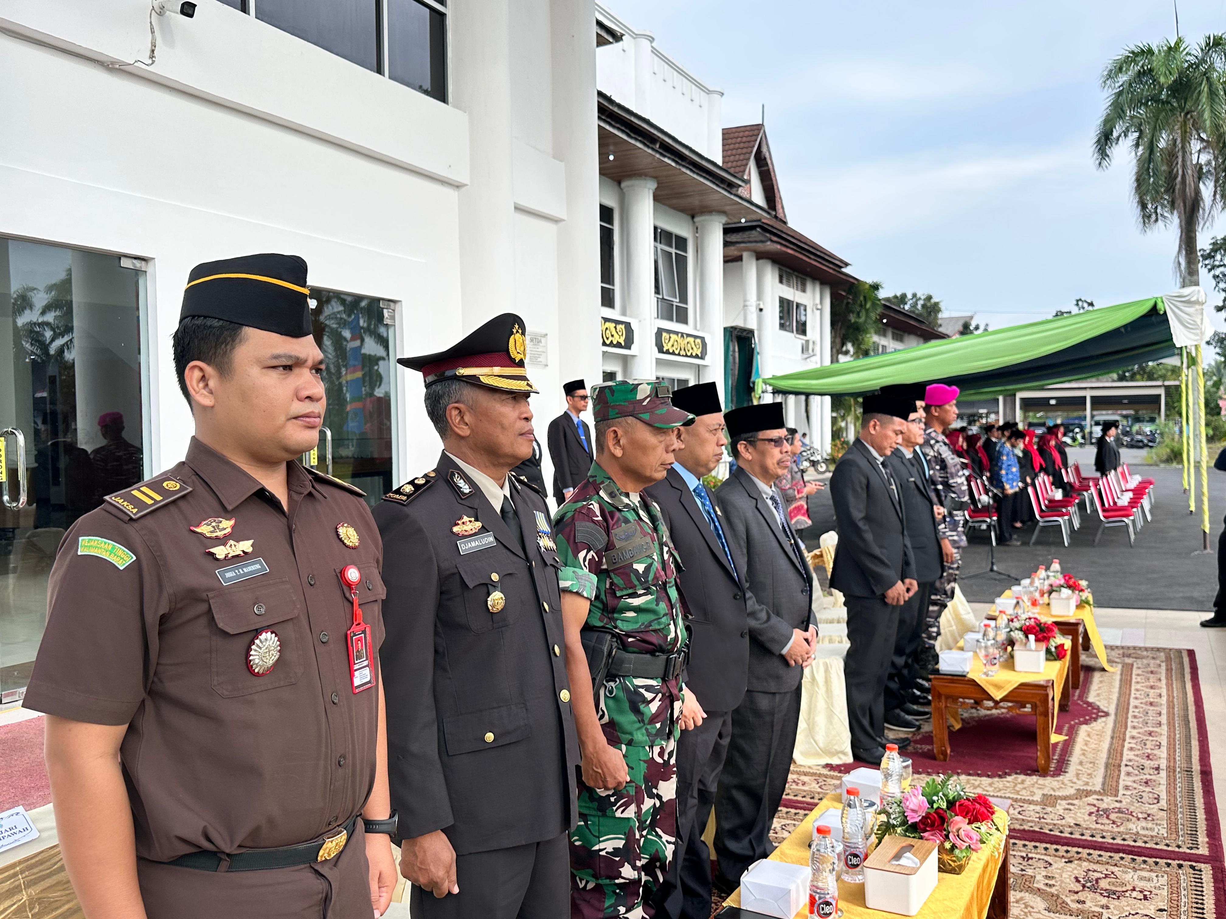 UPACARA: Riduan M Yusuf (empat dari kiri) diantara jajaran Forkopimda saat mengikuti upacara HUT Pemprov Kalbar.