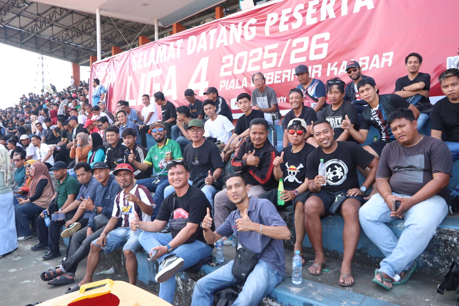 Suporter Persipon Pontianak memberikan dukungan penuh di pertandingan Liga 4, dengan semangat yang tinggi untuk tim kesayangan mereka.