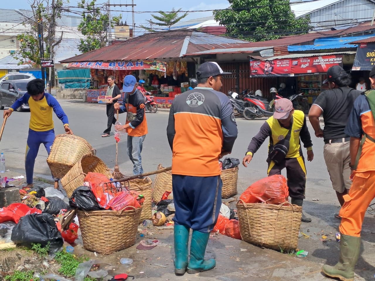 PENERTIBAN: Petugas menertibkan lokasi pembuangan sampah liar.