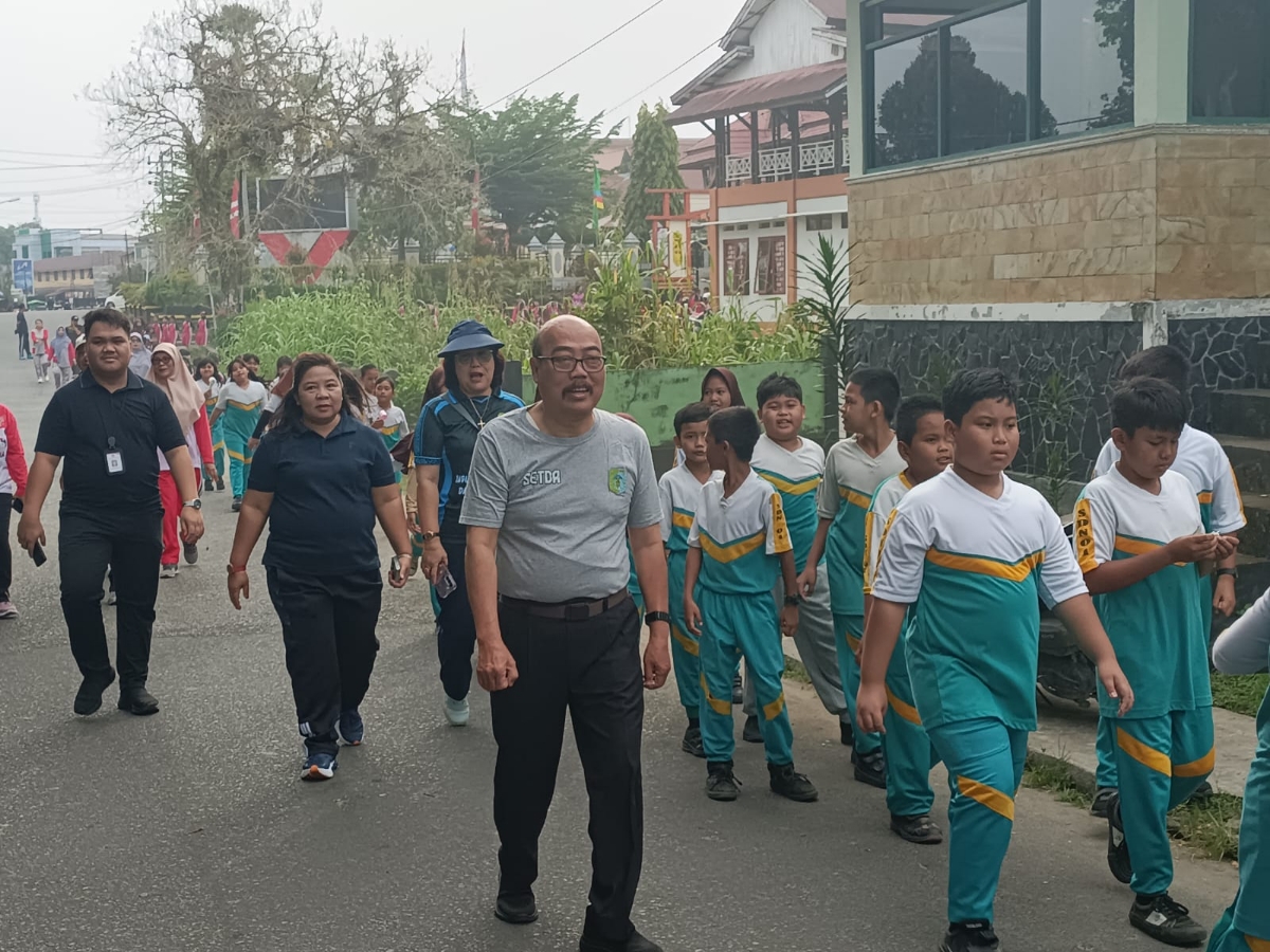 Sekda Sintang Kartiyus pimpin kegiatan jalan kaki bersama jajaran Sekretariat Daerah Kabupaten Sintang pada Jumat, (30/1) pagi.