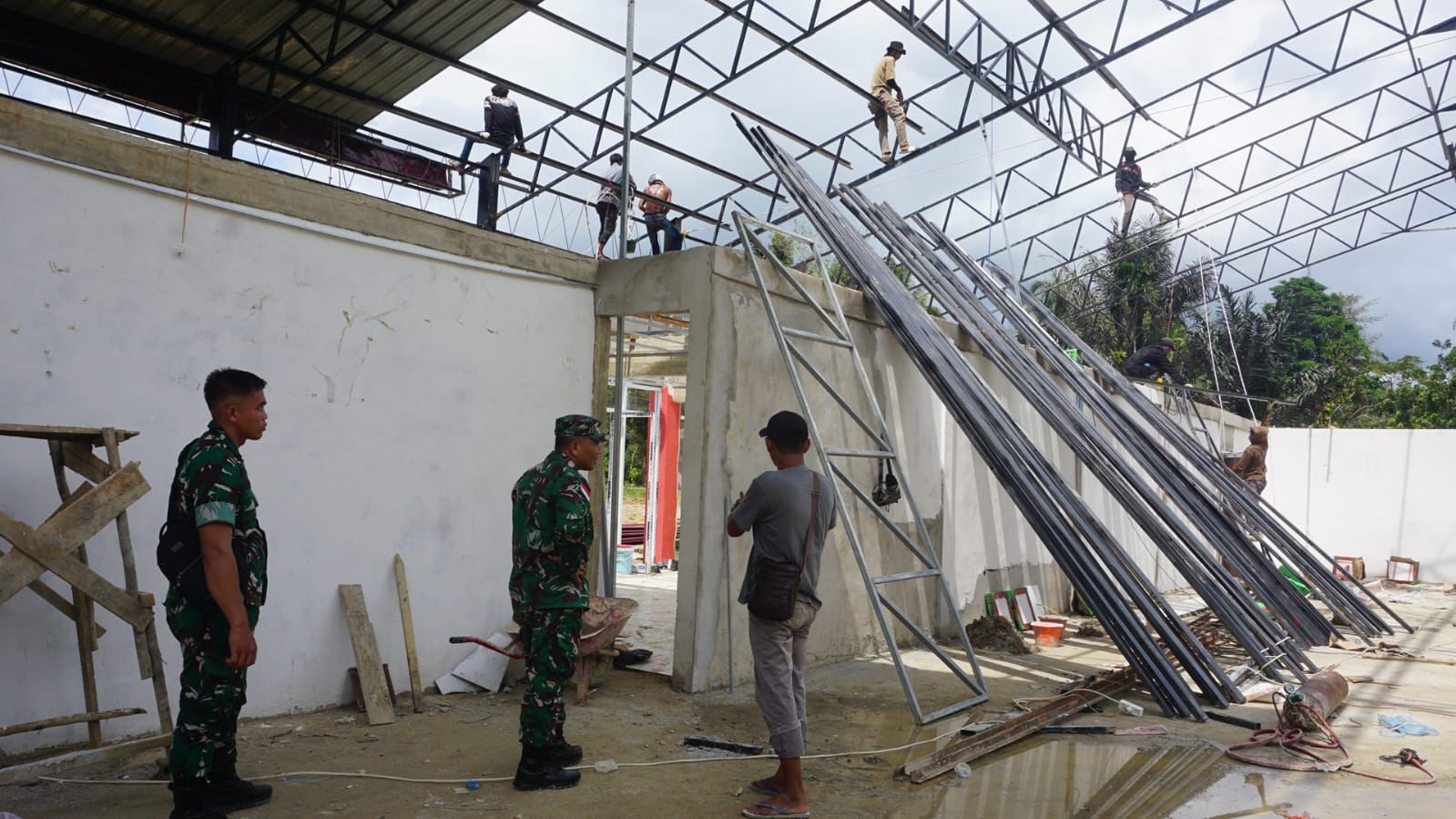 TINJAU : Komandan Distrik Militer 1206 Putussibau Letkol Arm Andreas Prabowo Putro meninjau secara langsung progres pembangunan Koperasi Desa/Kelurahan Merah Putih (KDKMP) di Desa Sibau Hulu.