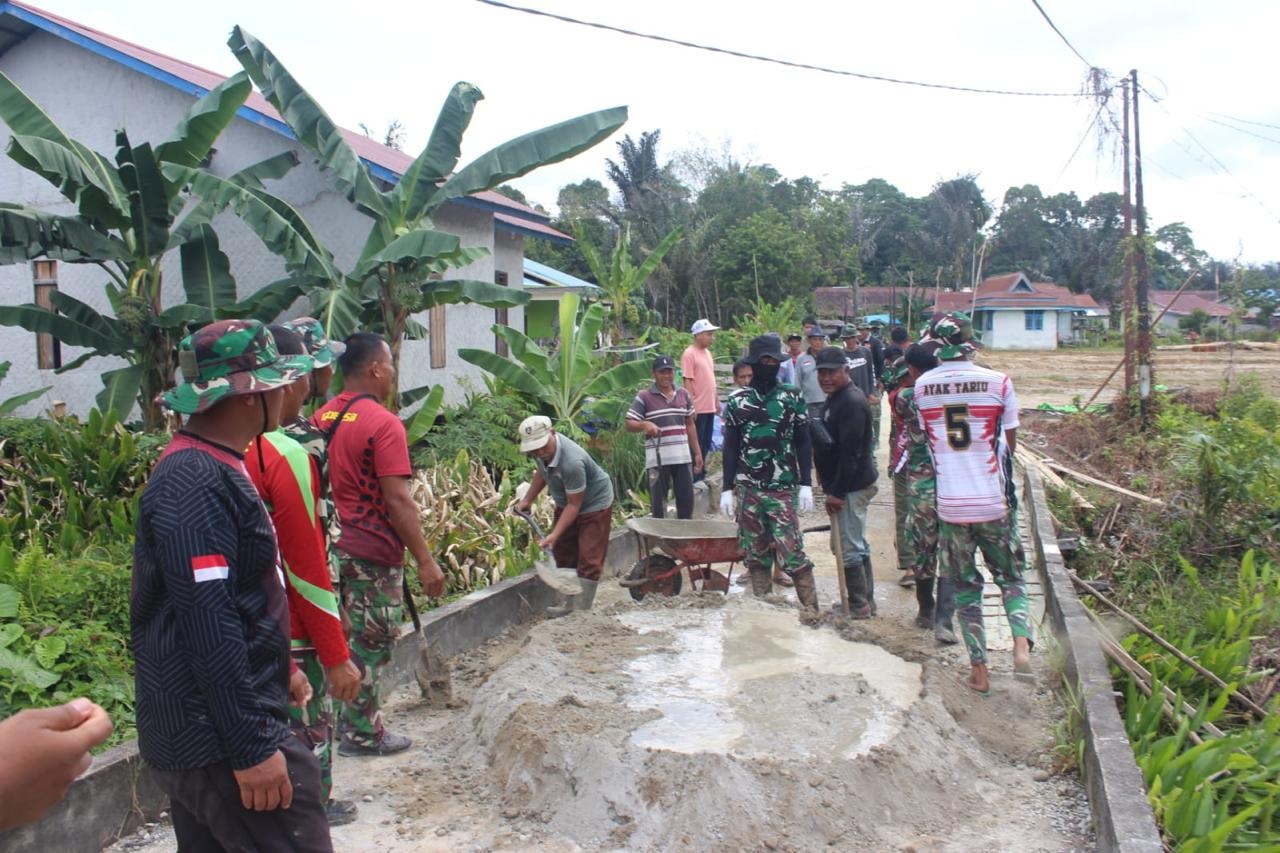 JEMBATAN :  Kodim 1206/Putussibau gotong royong bersama masyarakat perbaiki jembatan penghubung antardusun di Desa Sibau Hulu.