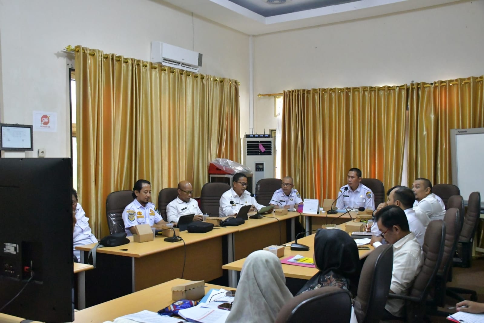 LATSAR : Pelatihan Dasar (Latsar) Calon Pegawai Negeri Sipil Tahun 2026, dibuka oleh Sekretaris Daerah Kabupaten Kayong Utara, Erwin Sudrajat, melalui Zoom Meeting, di Ruang Rapat Bupati Kayong Utara.