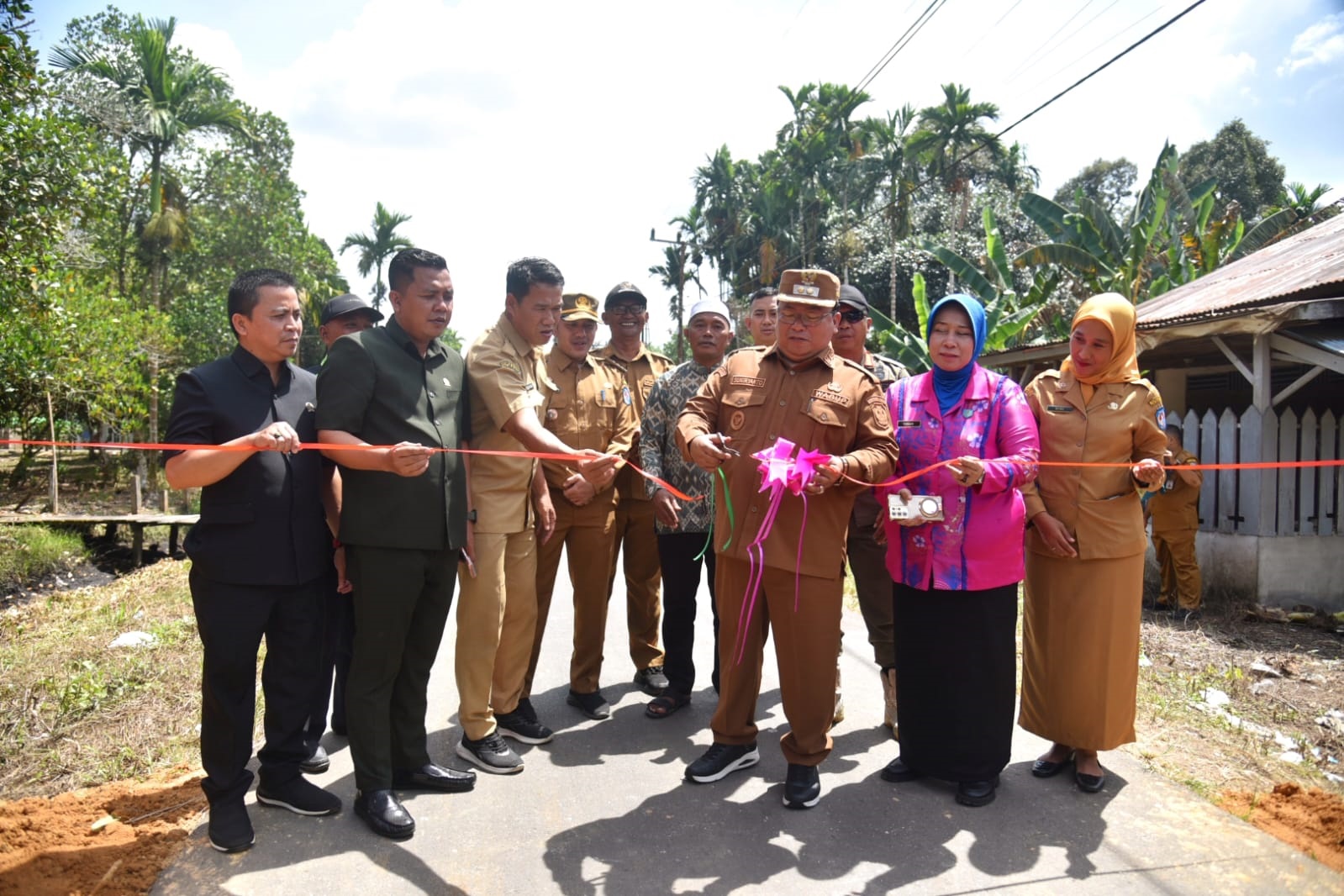 PERESMIAN: Wakil Bupati Kubu Raya Sukiryanto meresmikan perbaikan jalan Kecamatan Kuala Mandor B sepanjang 2,9 kilometer.