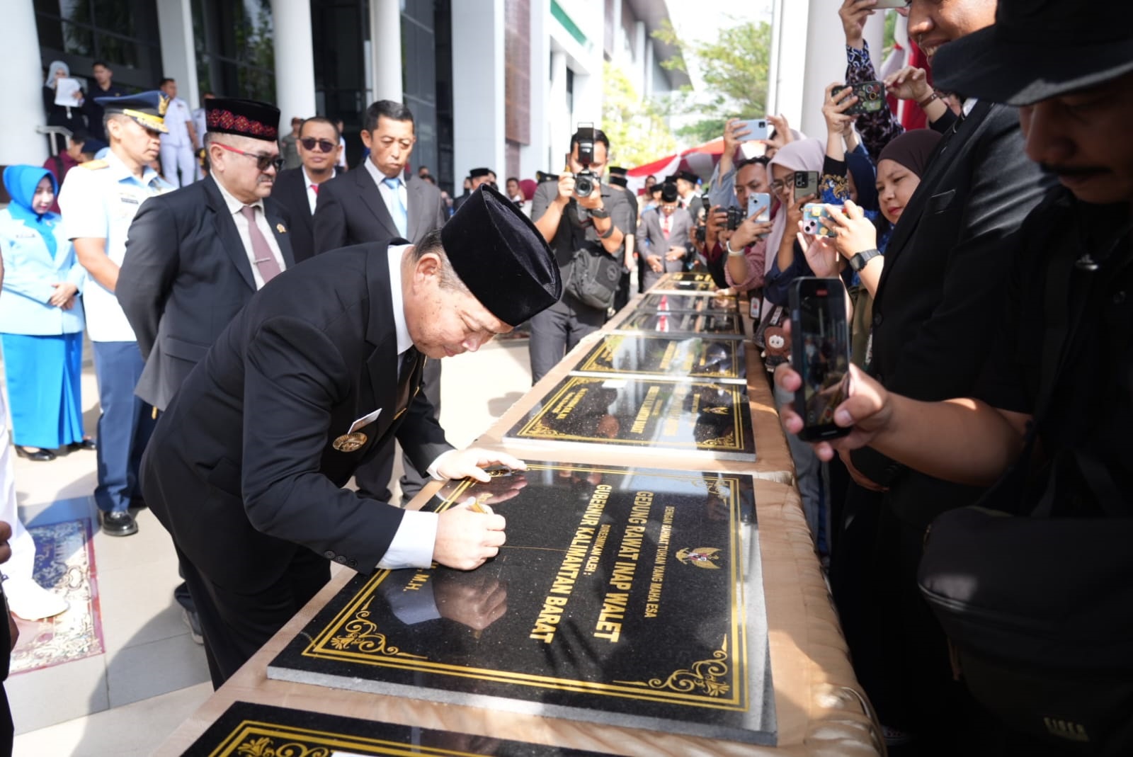 PRASASTI: Gubernur Kalbar Ria Norsan menandatangani prasasti pembangunan sejumlah proyek strategis.