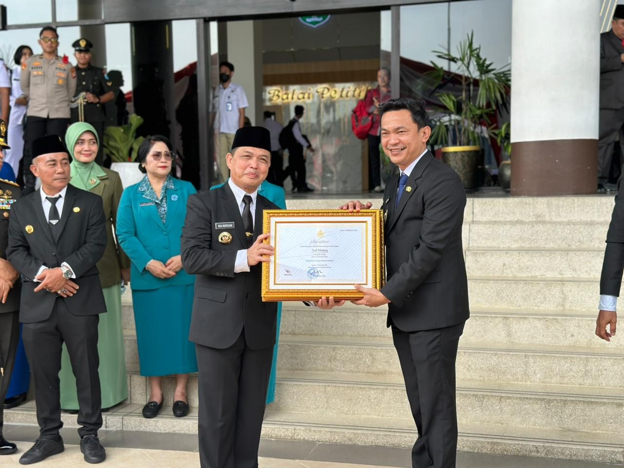 PIAGAM : Pemkab Sintang terima lima piagam pengakuan dari Pemerintah Provinsi Kalimantan Barat atas capaian di bidang pelestarian budaya dan pengelolaan data kewilayahan.