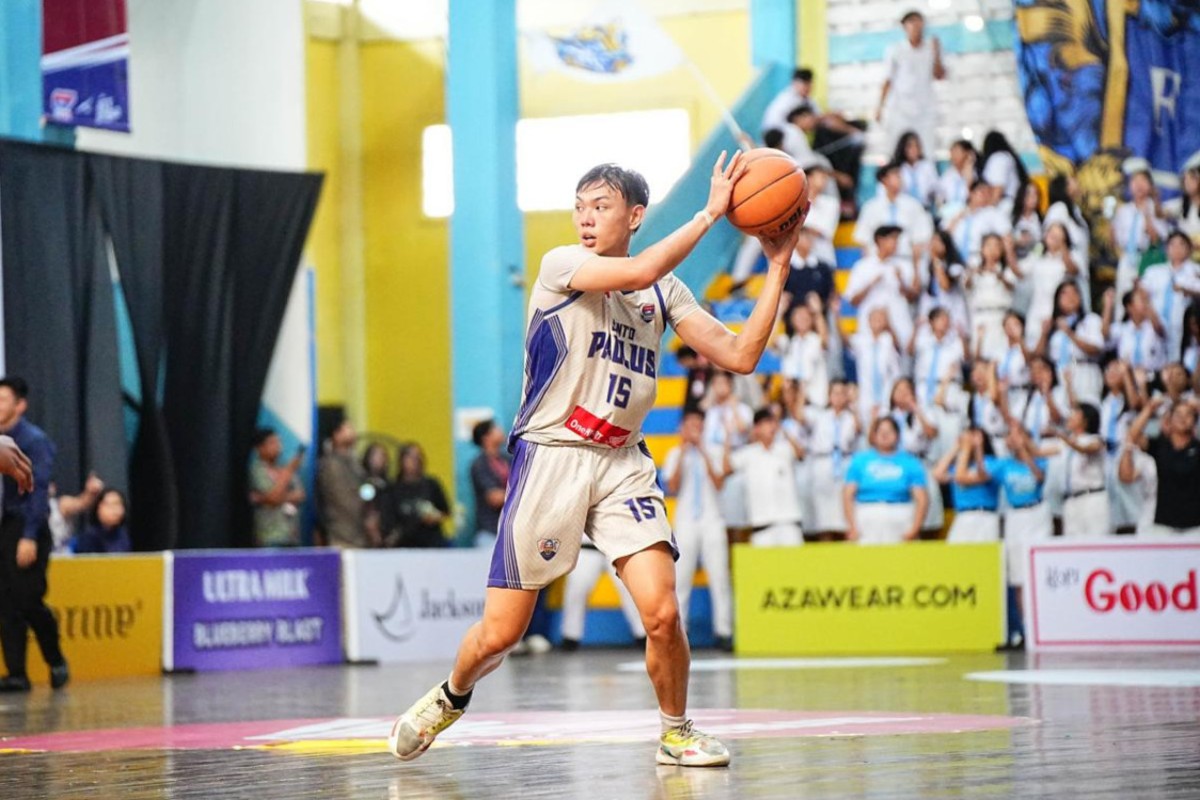 Piter Wu, pemail SMA Santo Paulus Pontianak beraksi dalam ajang Honda DBL with Kopi Good Day 2025&ndash;2026.