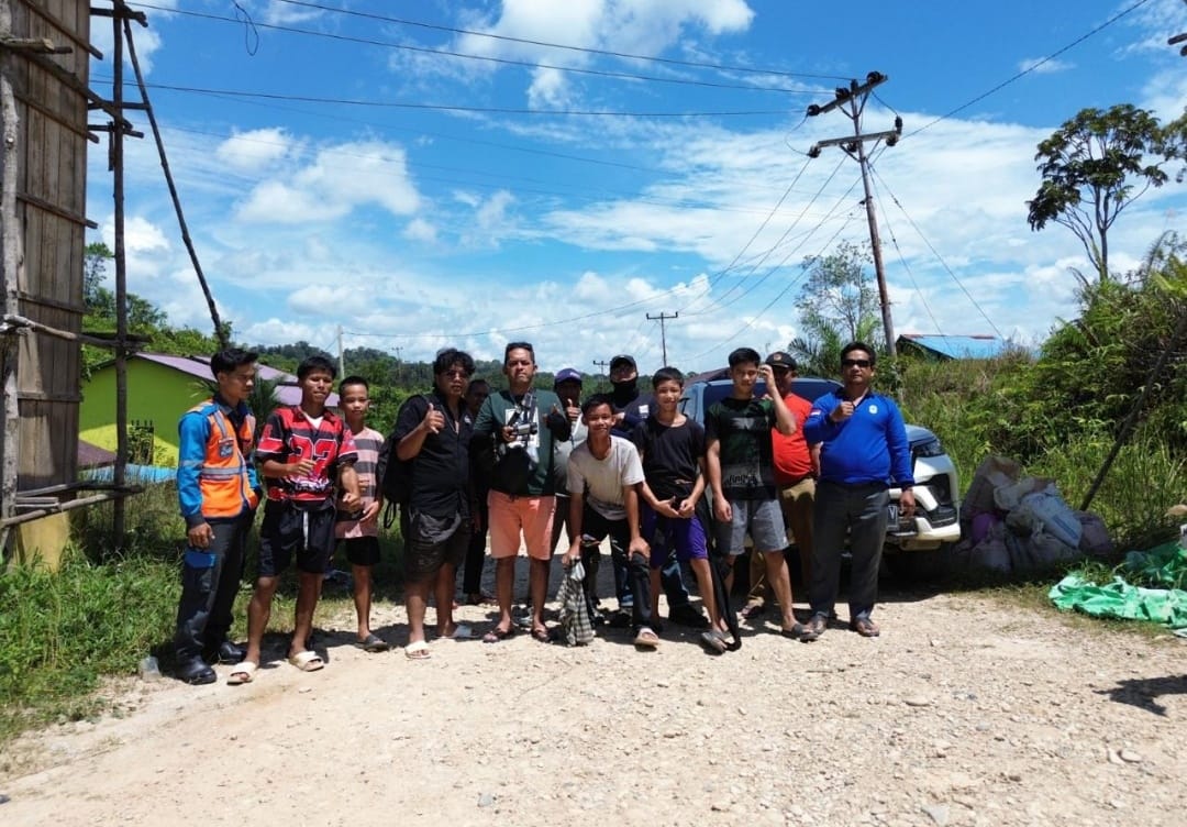 Perwakilan Kementerian ESDM, PLN Putussibau bersama warga setempat saat melakukan surve lokasi untuk pendirian tiang listrik belum lama ini.
