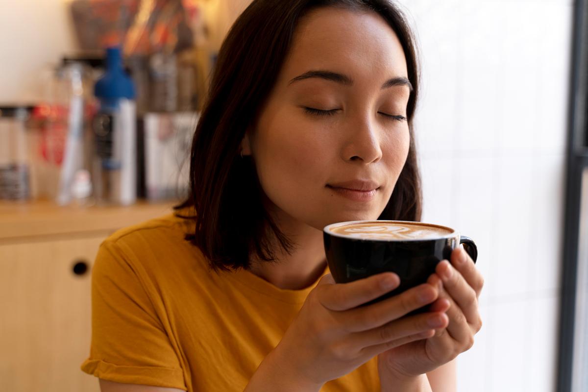 Ilustrasi sedang minum kopi.