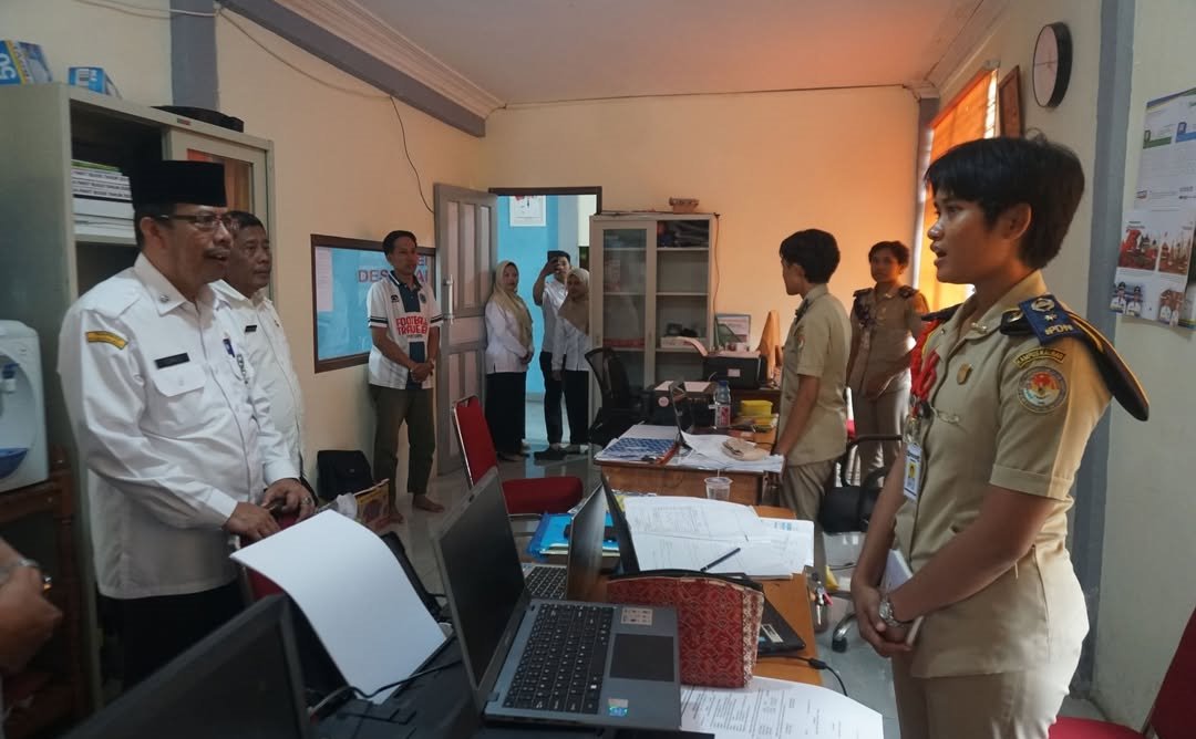 MONITORING: Sekda Ismail saat berdialog dengan praja IPDN peserta program magang.