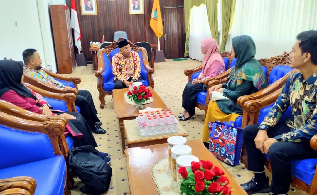 AUDIENSI: Wabup Juli Suryadi saat menerima audiensi Balai Bahasa Provinsi Kalbar.