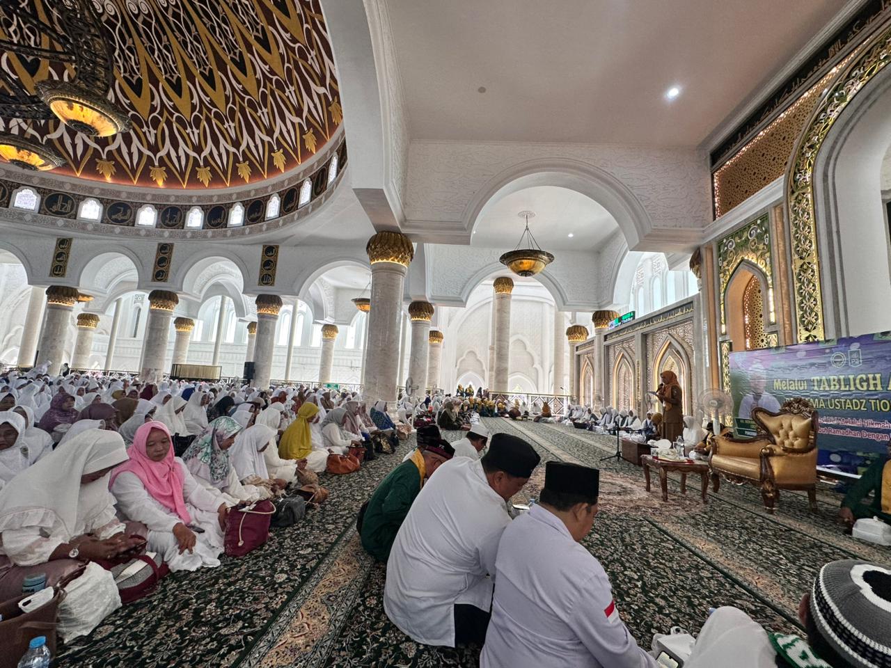 PERTEMUN: Tabligh Akbar dalam rangka Isra Mi&rsquo;raj yang diselenggarakan BKMT di Masjid Alfalah Mempawah.