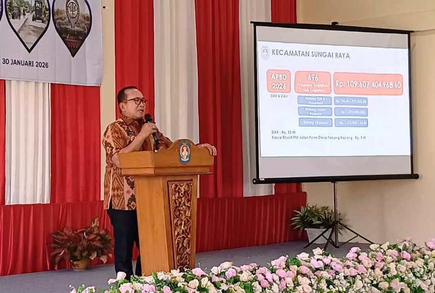 SAMBUTAN: Bupati Kubu Raya, Sujiwo memberikan sambutan saat menghadiri Musrenbang RKPD Tahun 2027 RKPD tingkat Kecamatan Sungai Raya, di Aula Menanjak Kecamatan Sungai Raya.